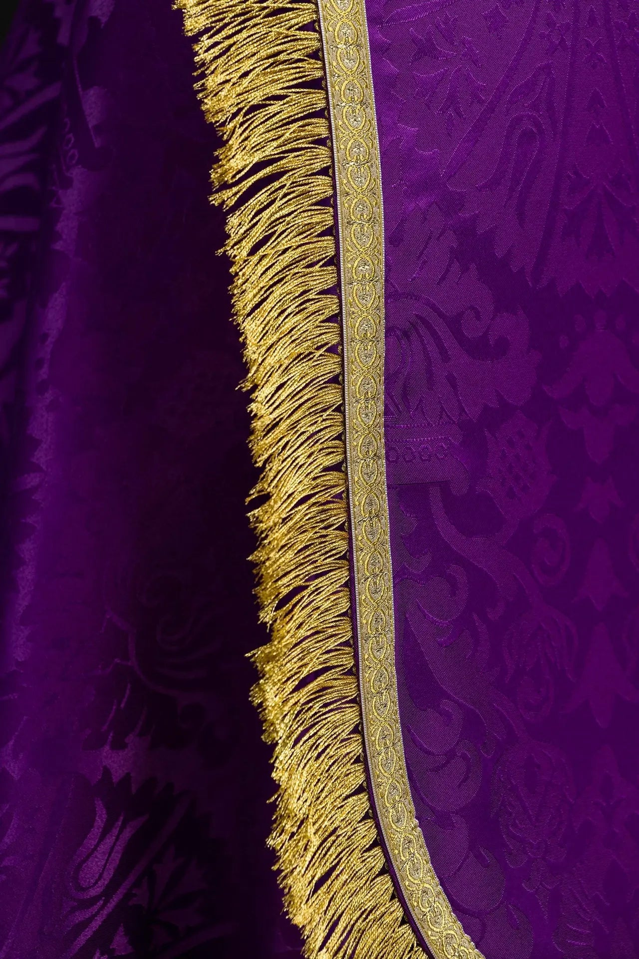 Casulla romana lisa de jacquard púrpura