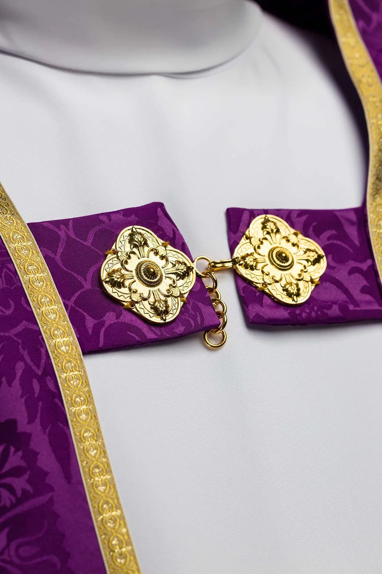 Casulla romana lisa de jacquard púrpura