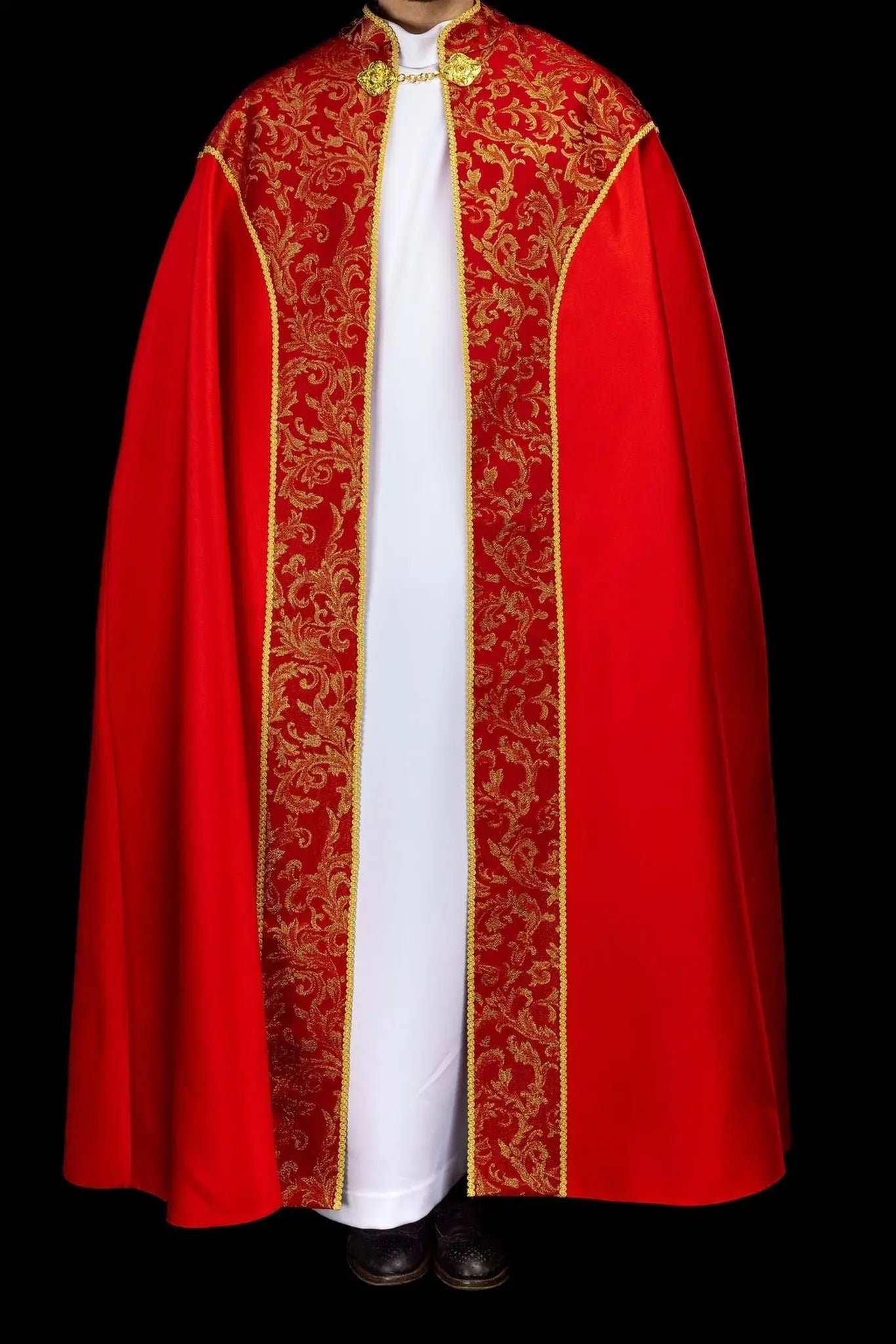 Capa litúrgica roja con adorno de jacquard dorado