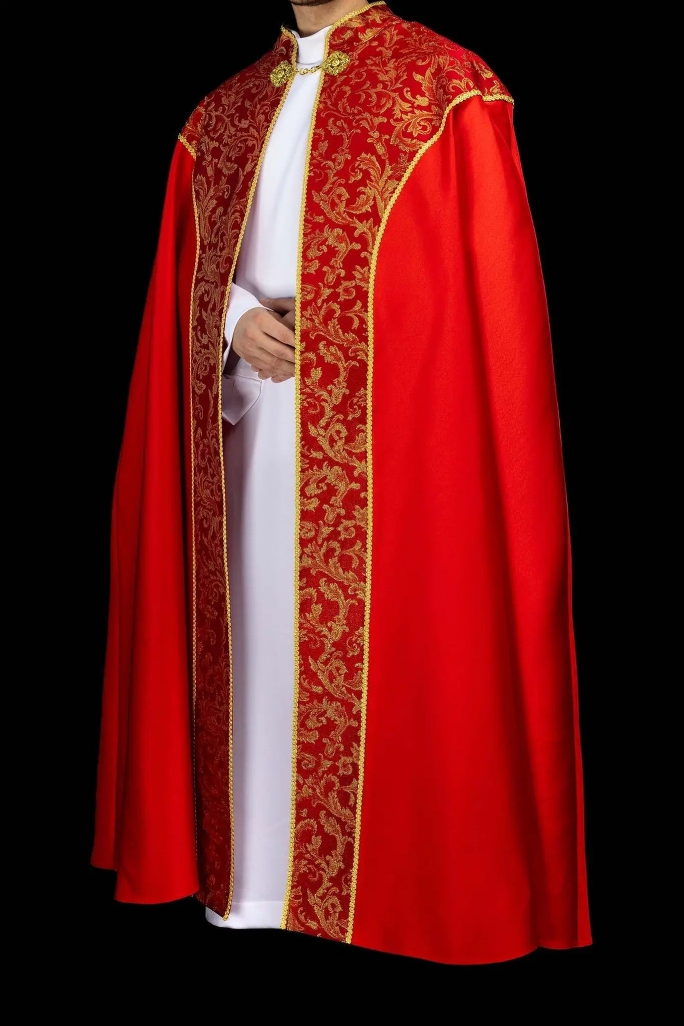 Capa litúrgica roja con adorno de jacquard dorado