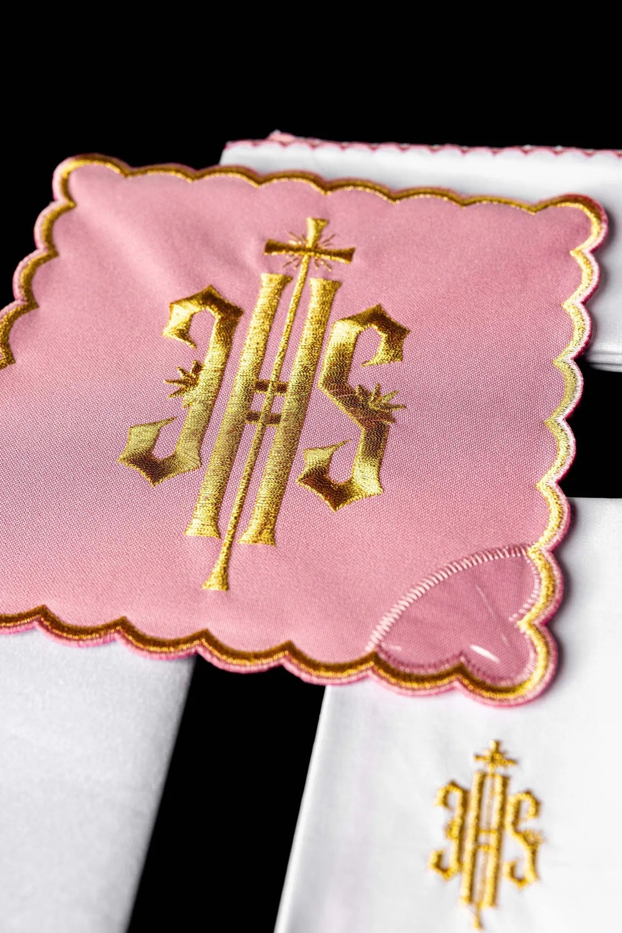 Lino de cáliz bordado IHS rosa