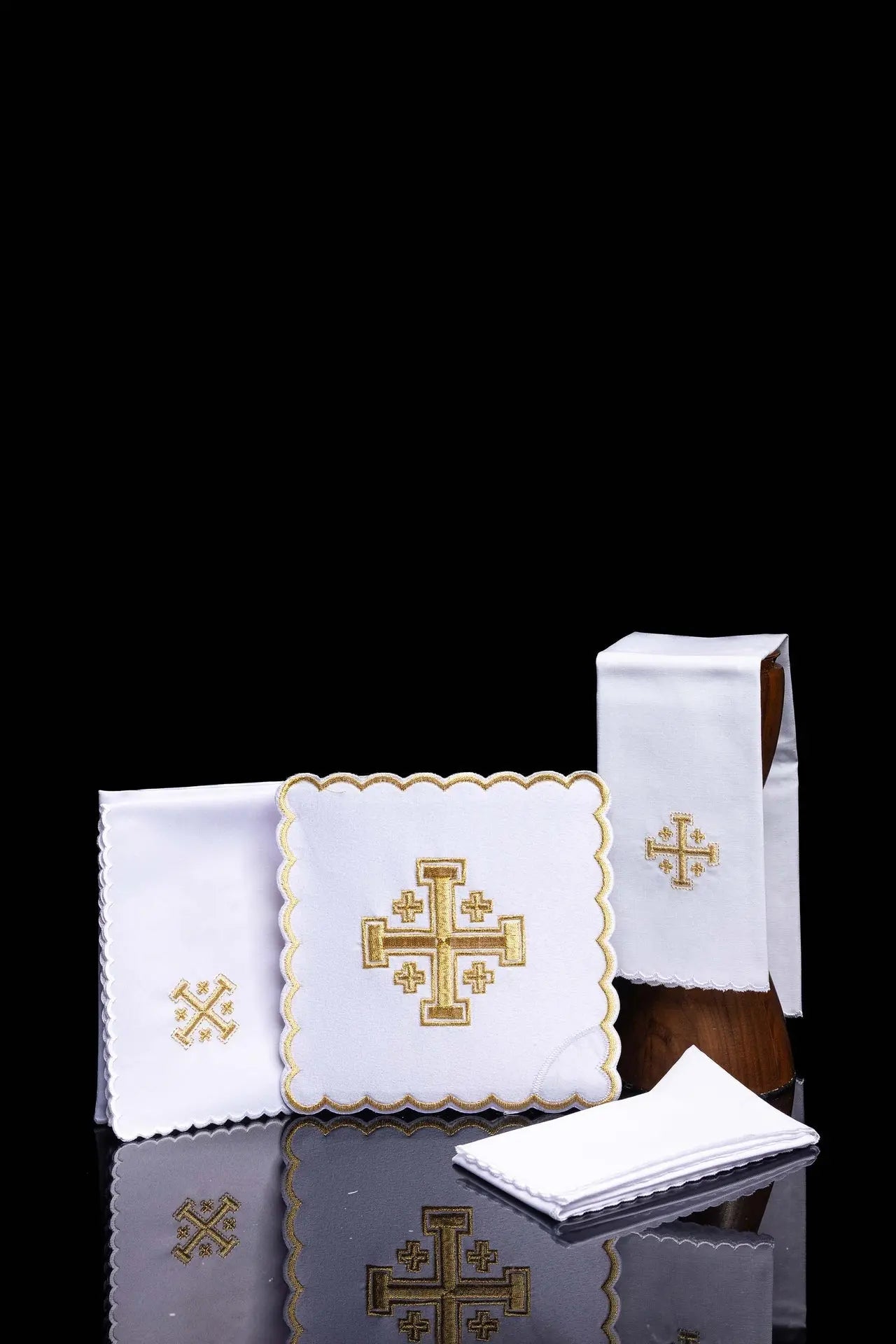 juego de copas con bordado de cruz blanco