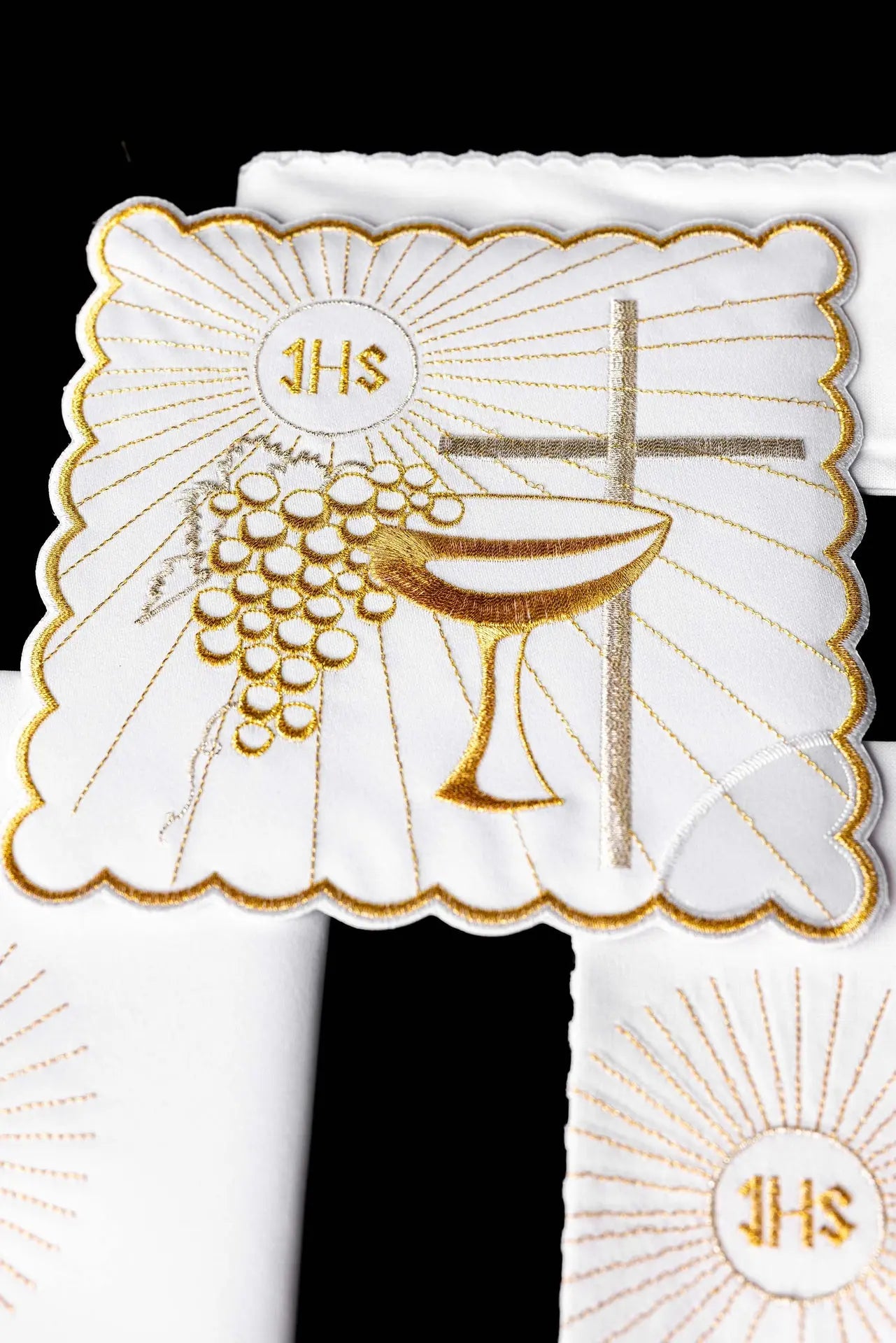 Chalice linen with gold chalice and cross embroidery
