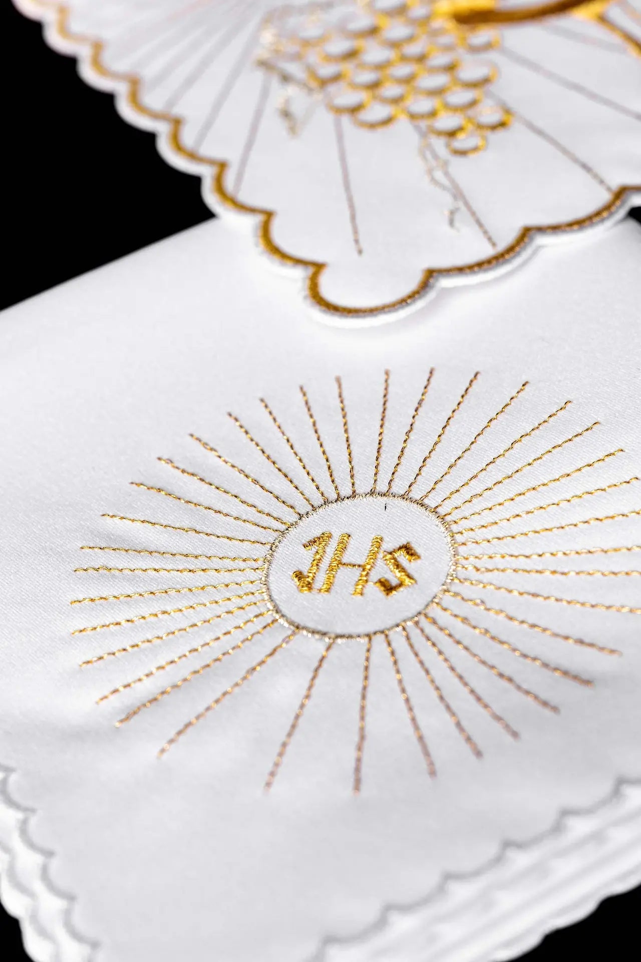 Chalice linen with gold chalice and cross embroidery