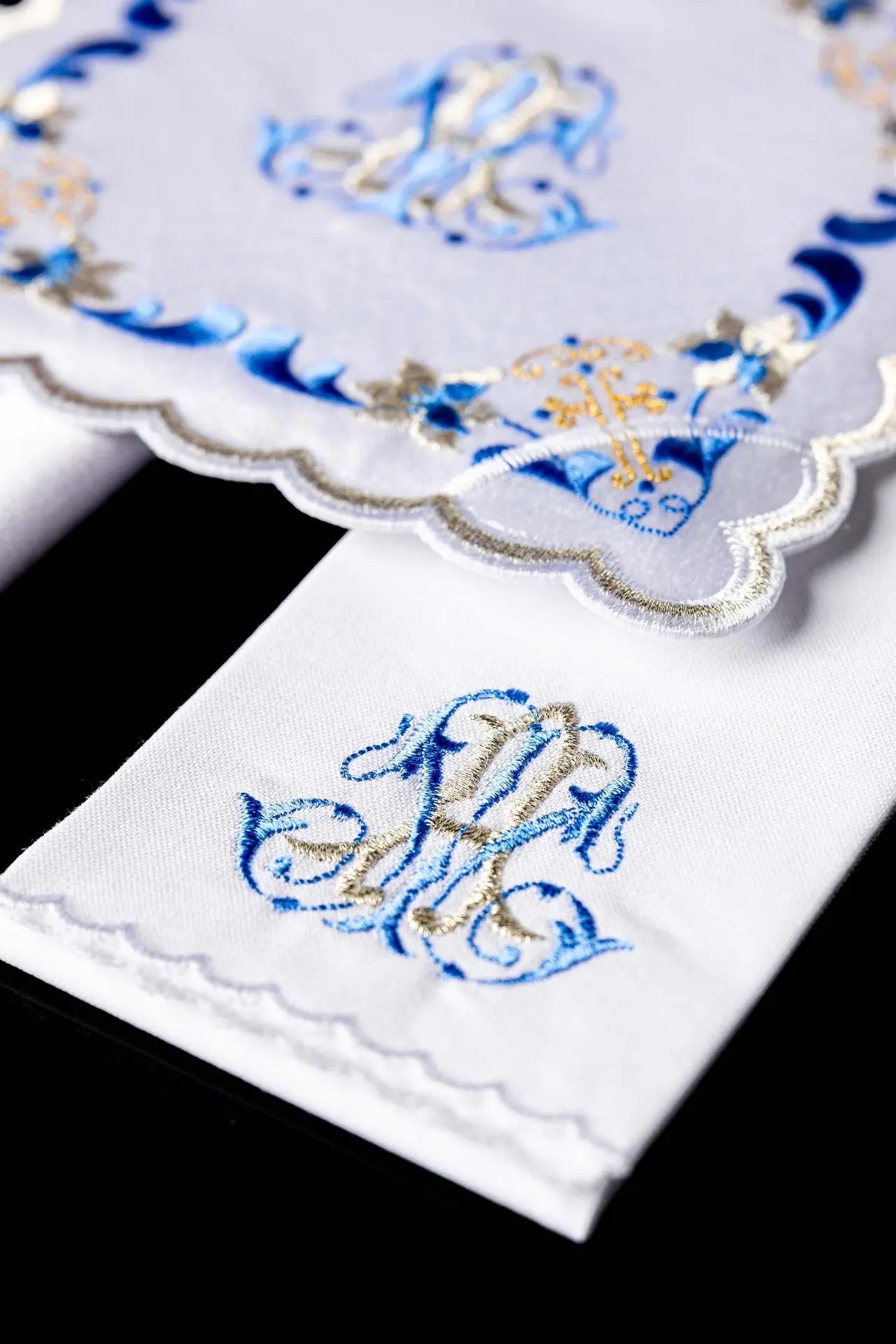 Lencería de cáliz con ribete azul y bordado mariano