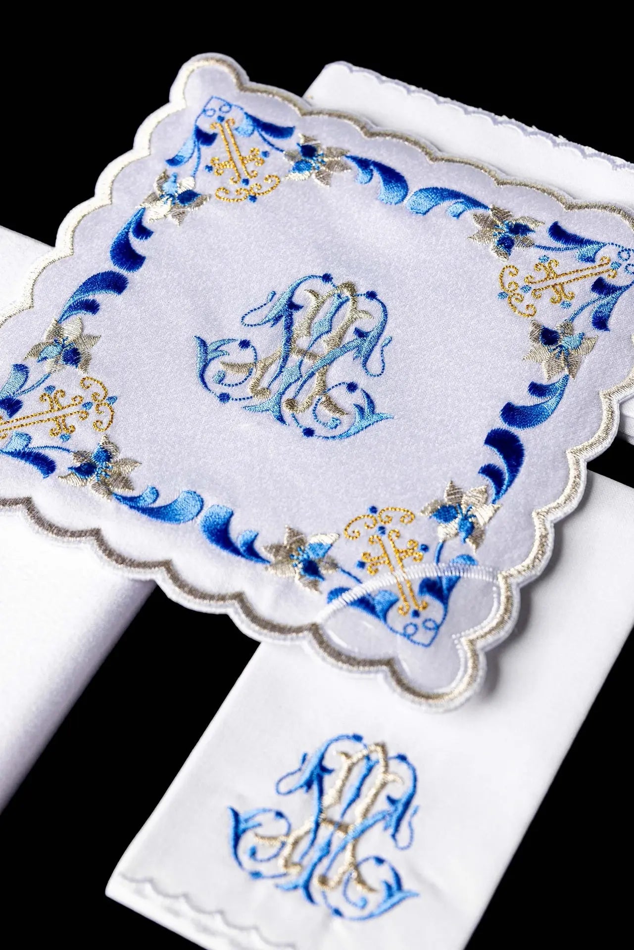 Lencería de cáliz con ribete azul y bordado mariano