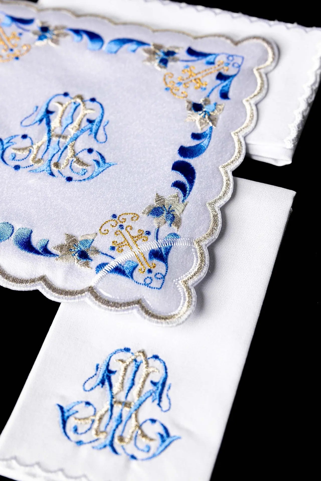Lencería de cáliz con ribete azul y bordado mariano