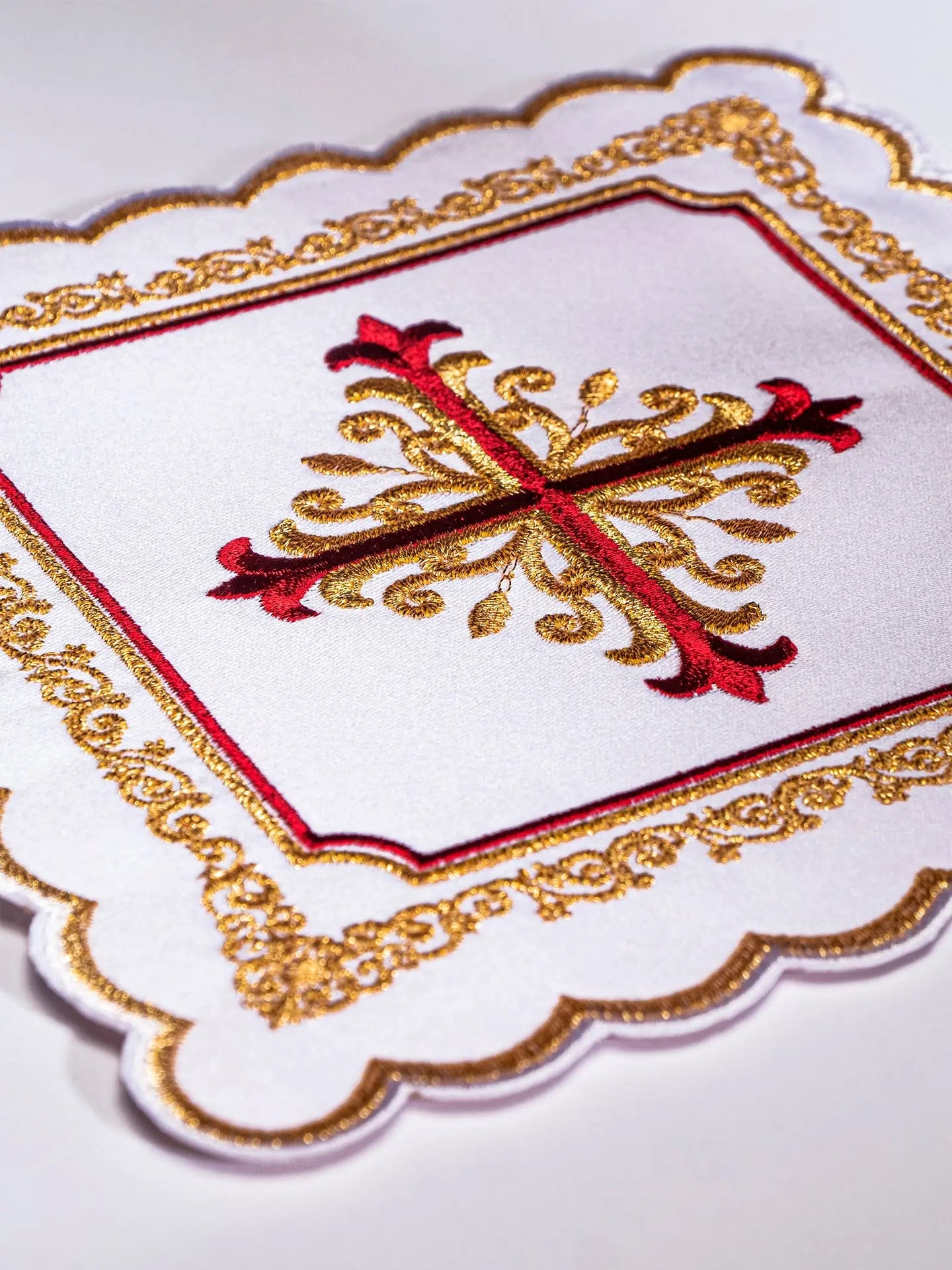 Lencería para cáliz con bordado en oro y rojo