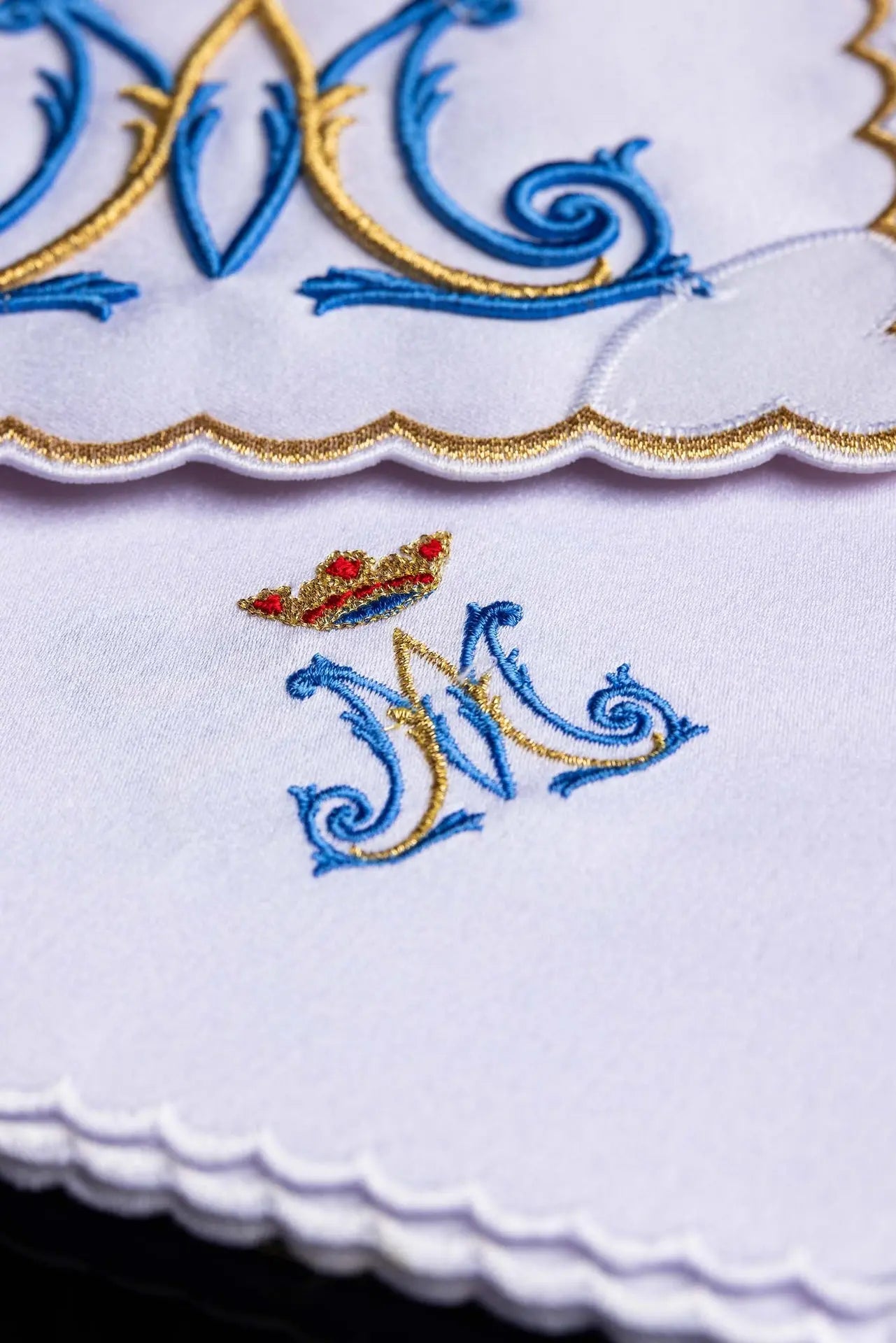 Chalice linen embroidered with a Marian motif