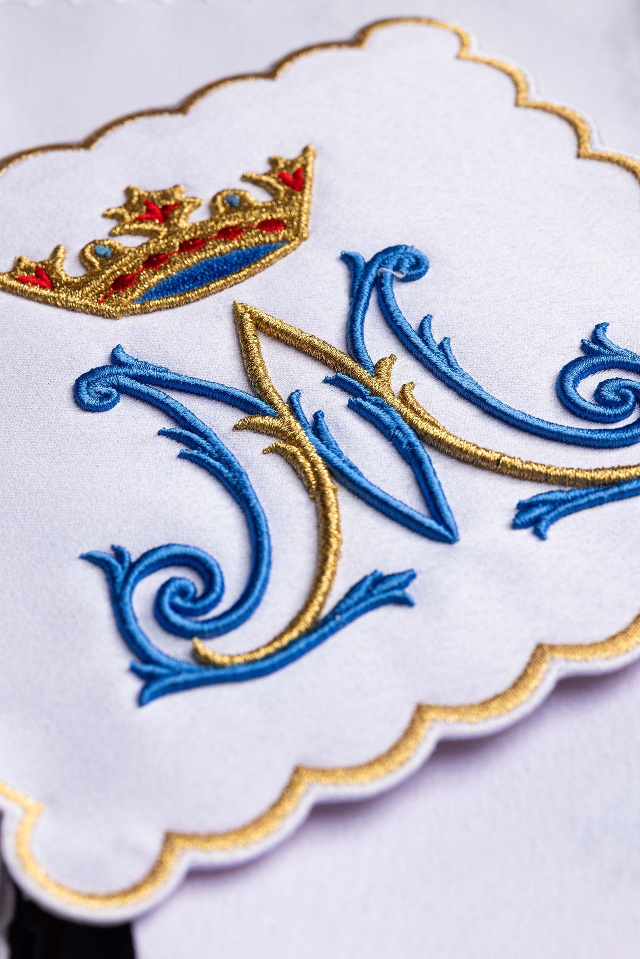 Bielizna kielichowa haftowana z Motywem Maryjnym - ORNATY.PL