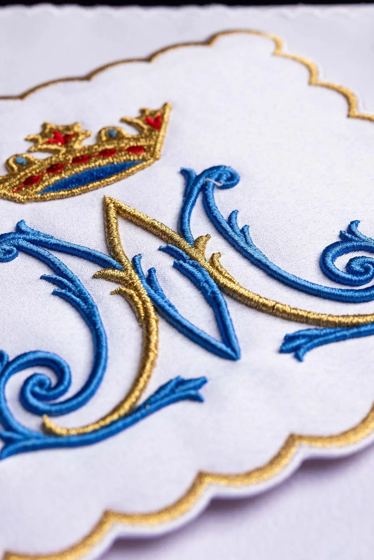 Chalice linen embroidered with a Marian motif