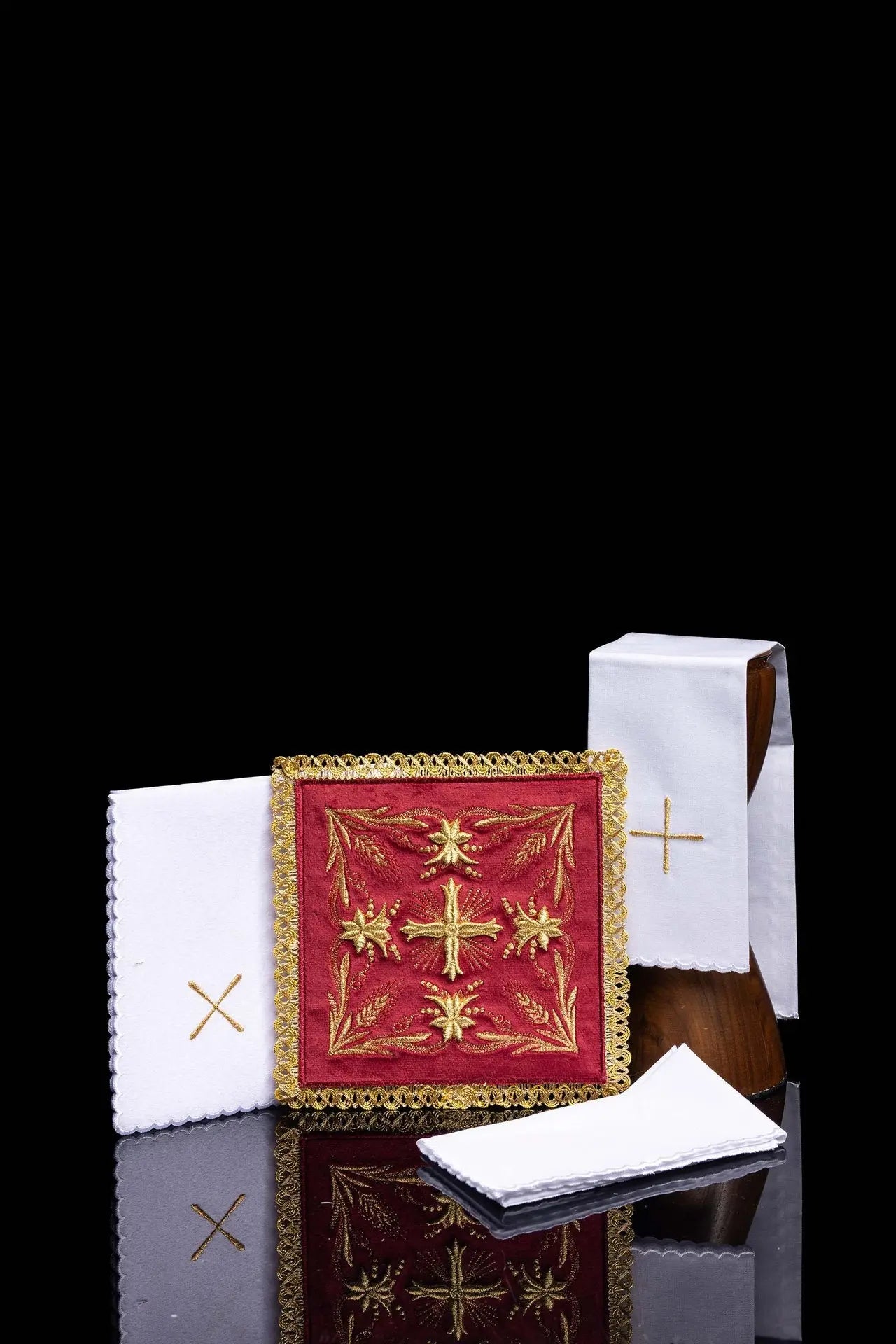 Conjunto de Lino para Cáliz de Terciopelo Rojo Bordado