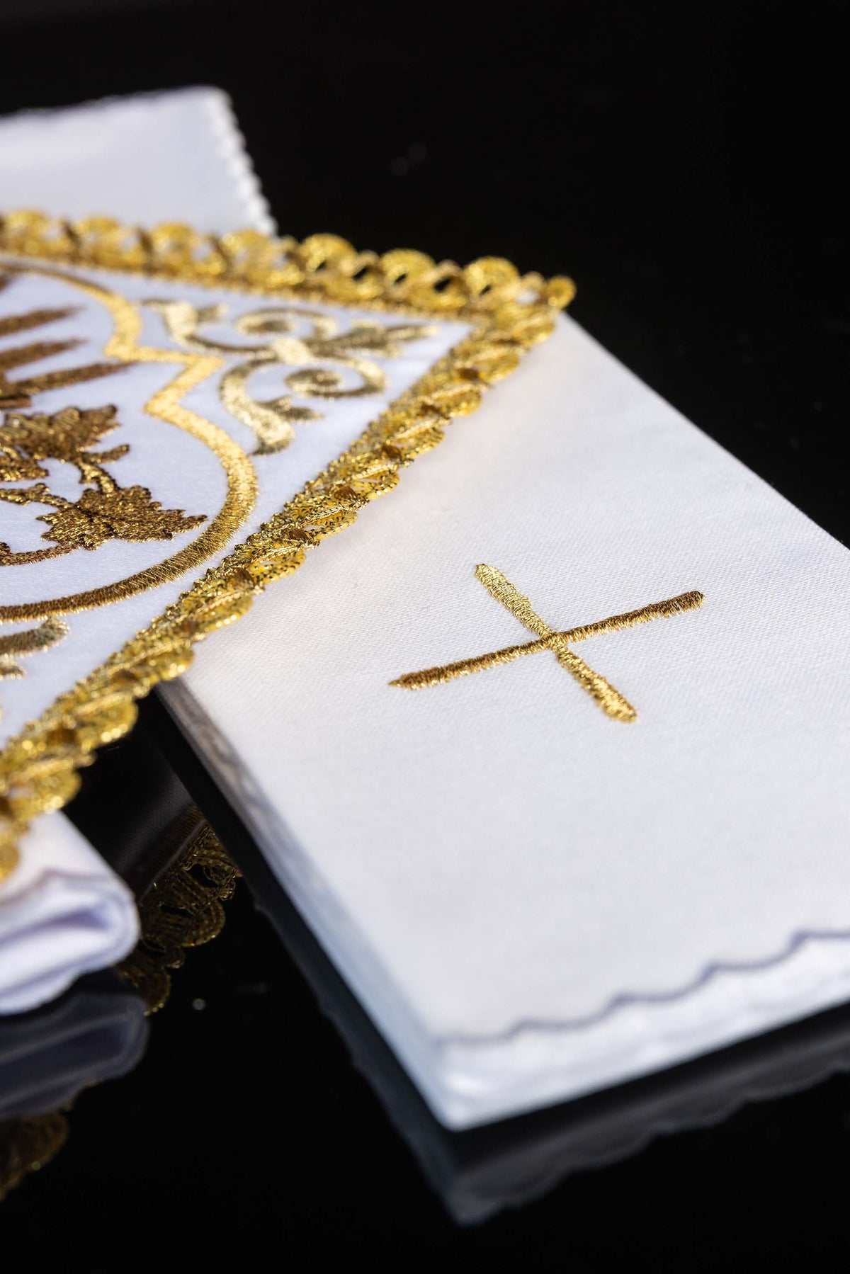 Juego de altar con símbolo Pax bordado – Colección Paz de Cristo