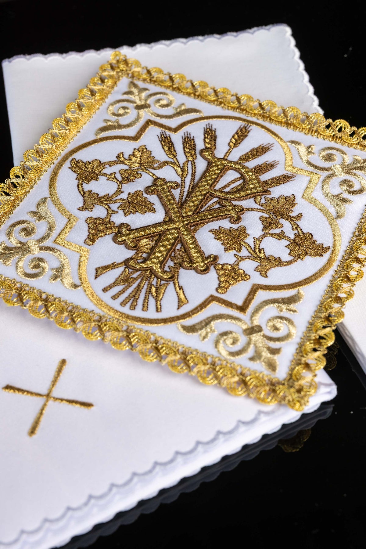 Juego de altar con símbolo Pax bordado – Colección Paz de Cristo