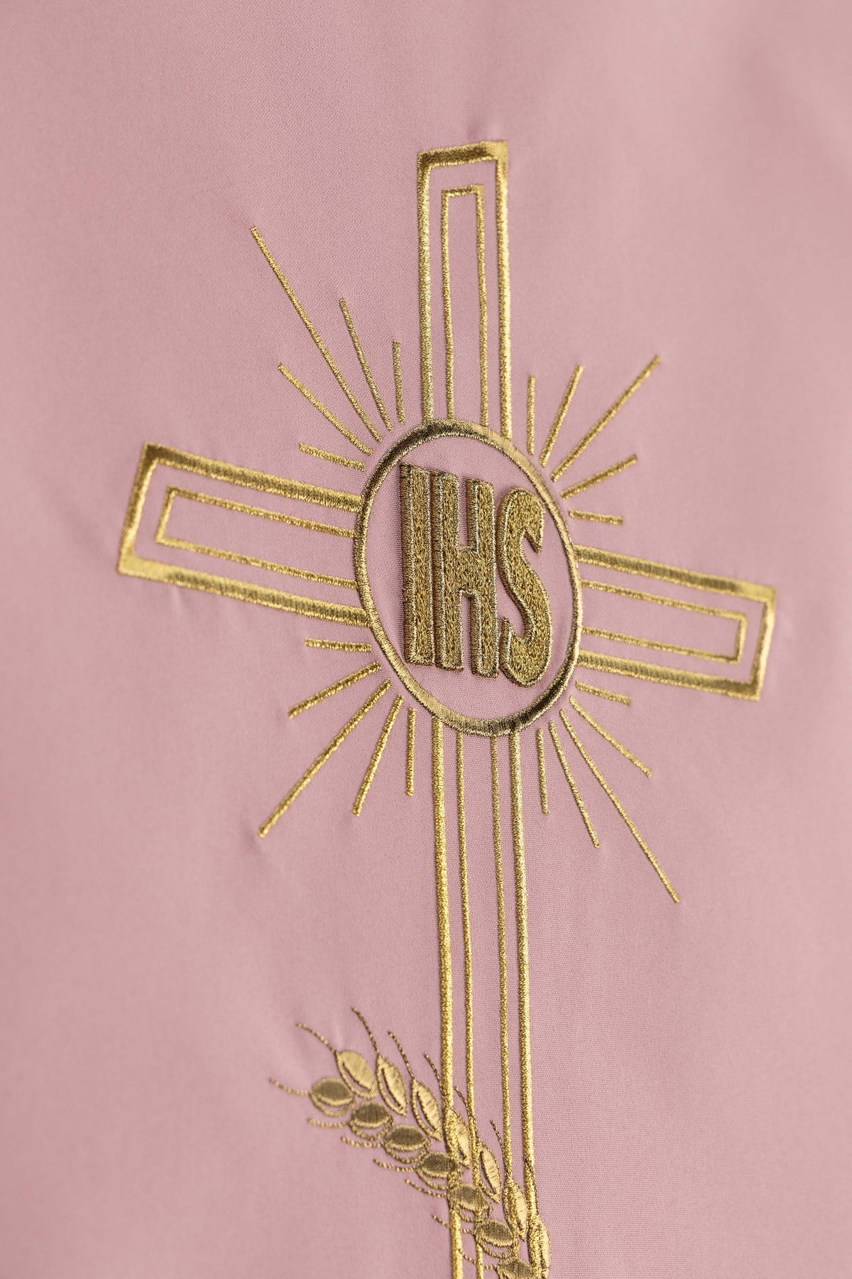 Paño de ambón rosa con Cruz de IHS y bordado de espigas de trigo