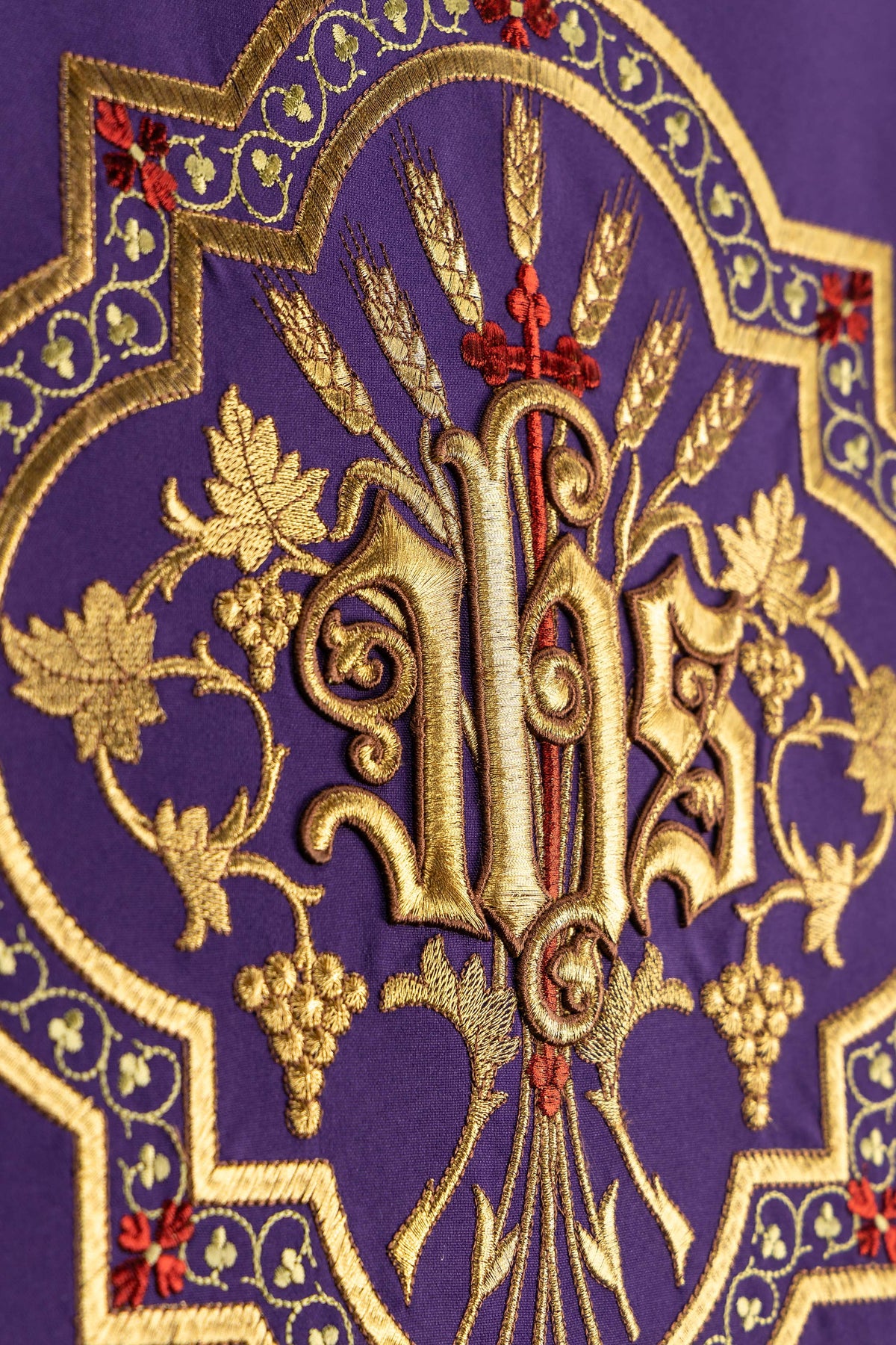 Paño de ambón morado con bordado de IHS