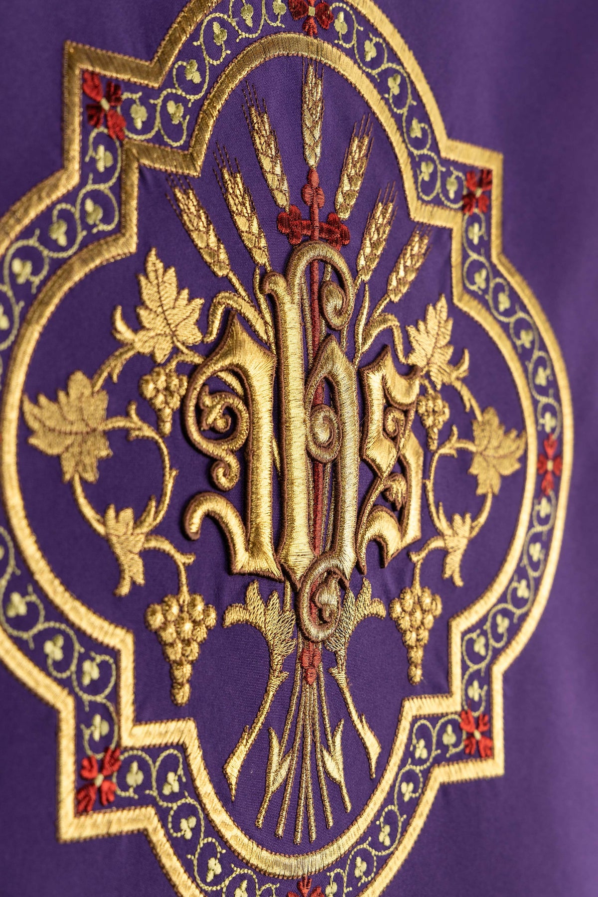 Paño de ambón morado con bordado de IHS