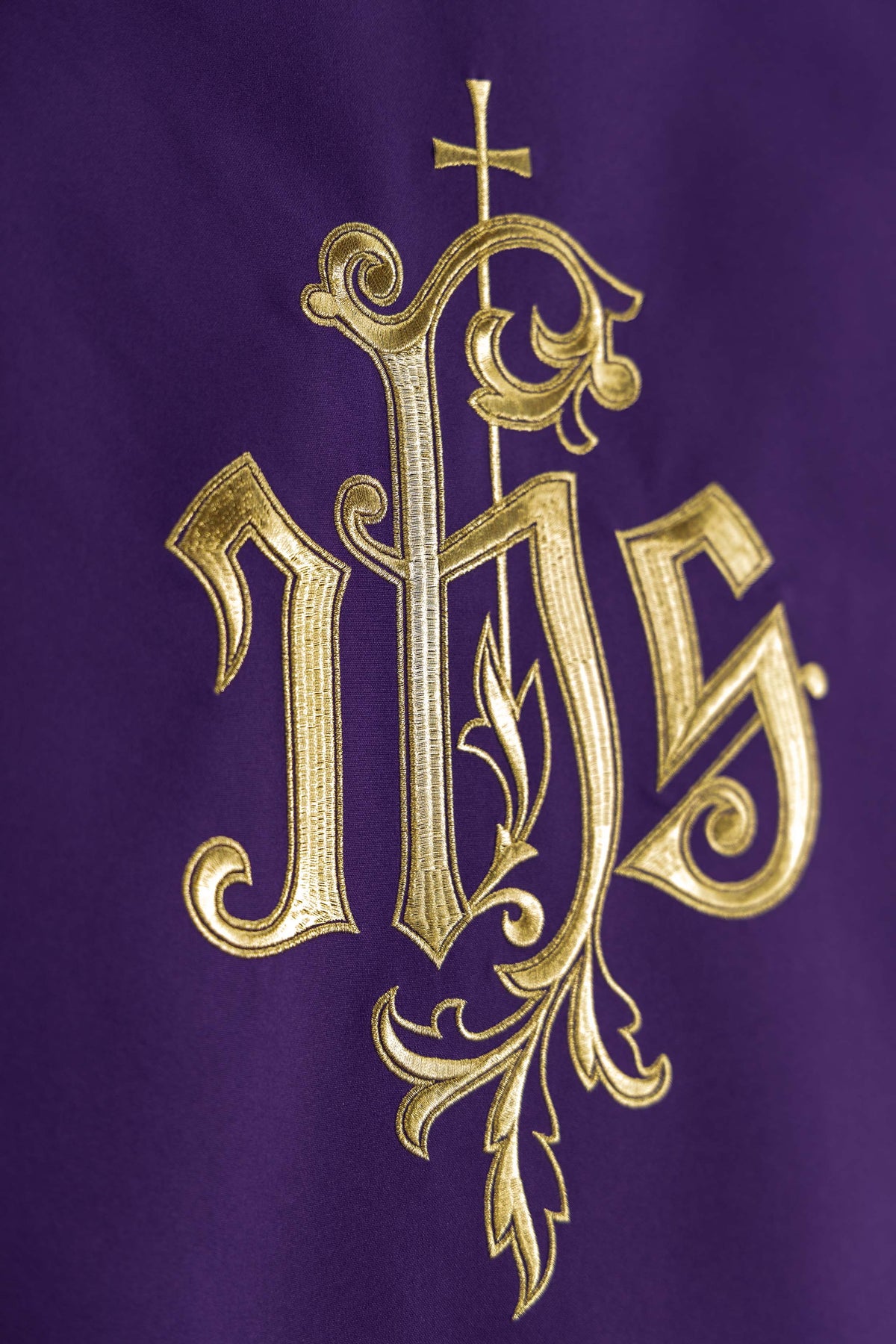 Paño de ambón morado con Bordado IHS