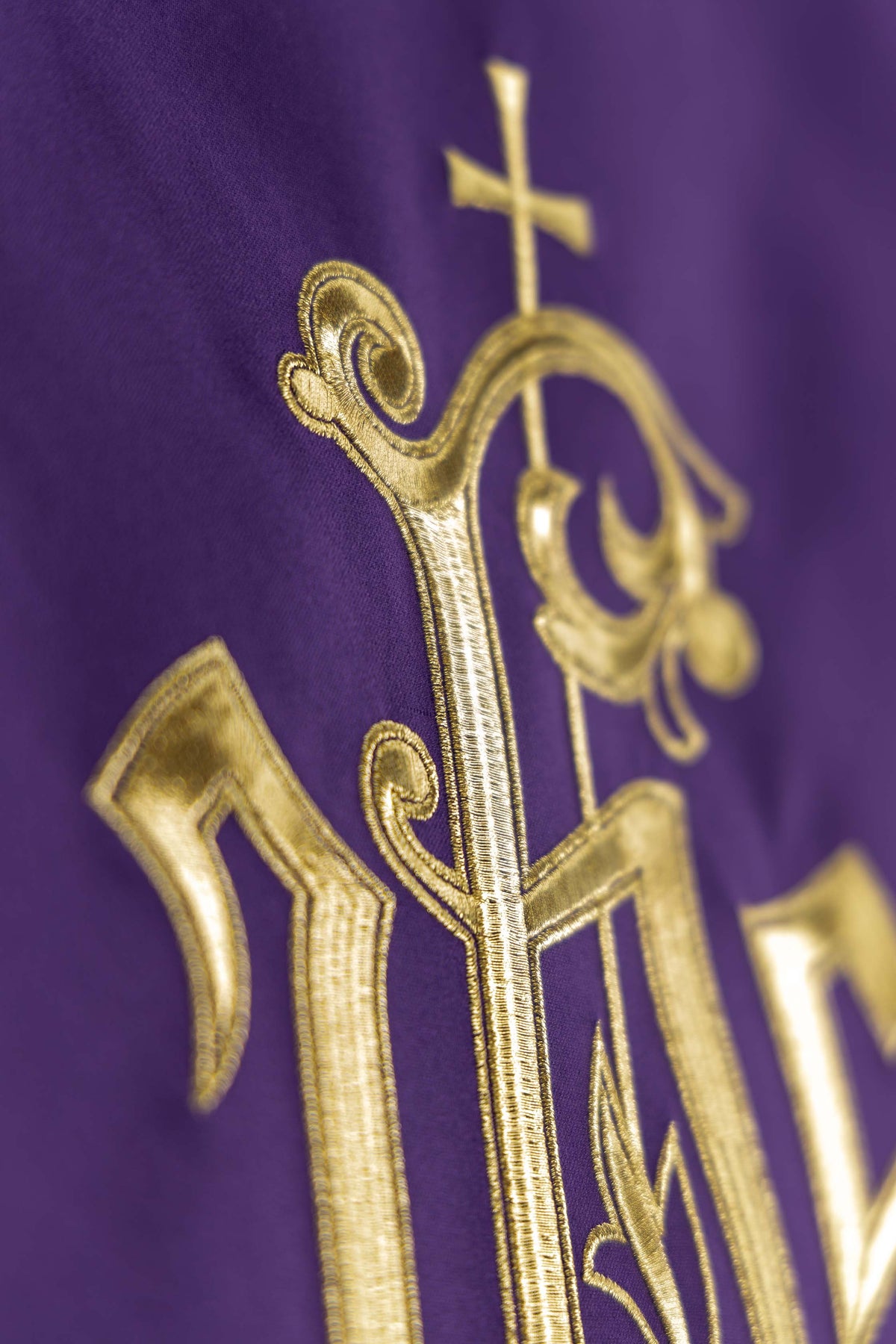 Paño de ambón morado con Bordado IHS