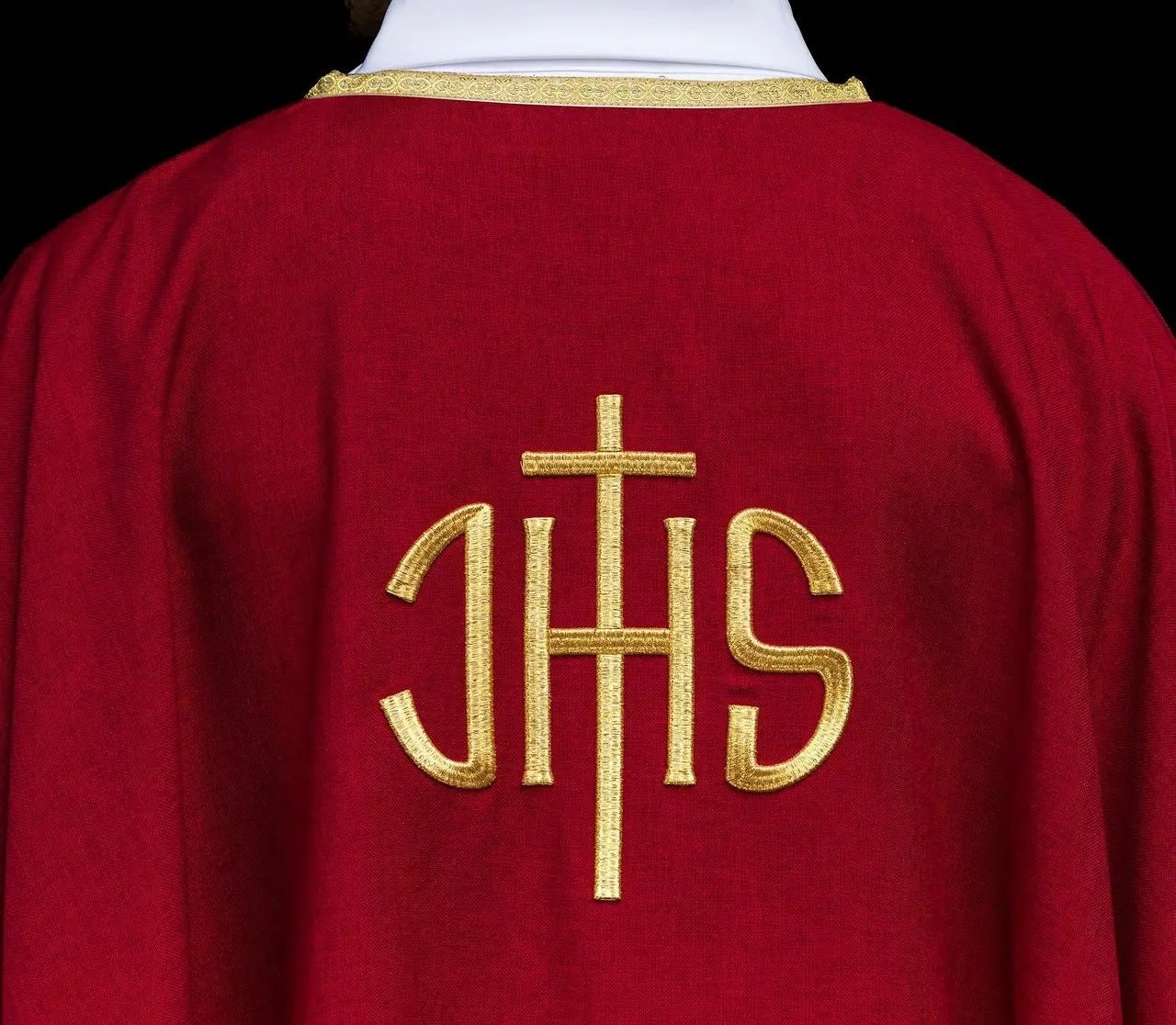 Casulla litúrgica roja con bordado dorado IHS