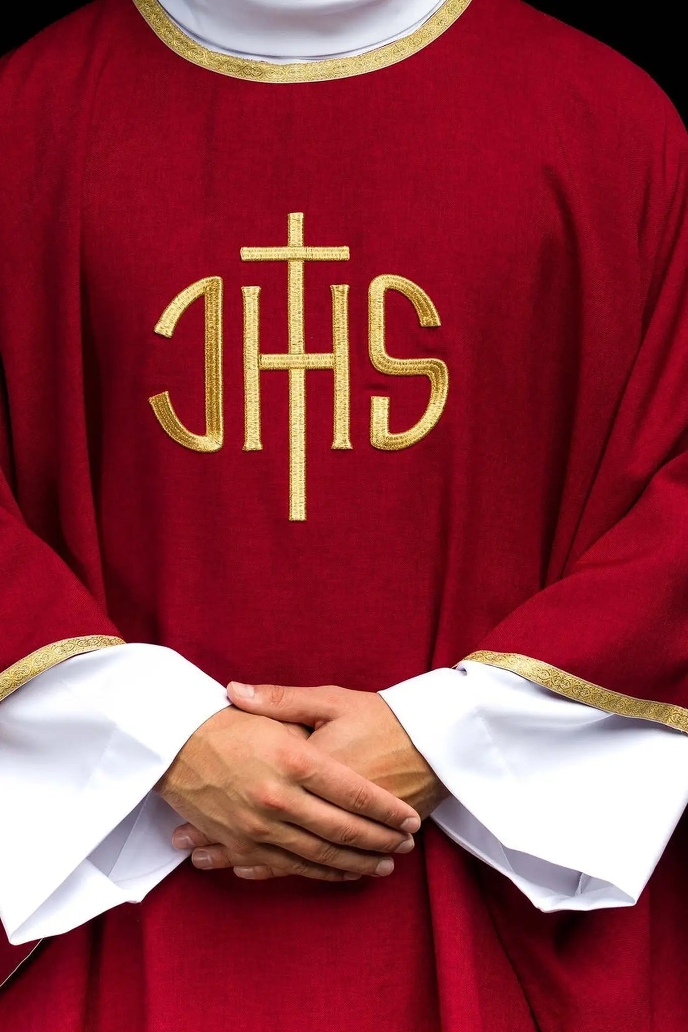 Casulla litúrgica roja con bordado dorado IHS