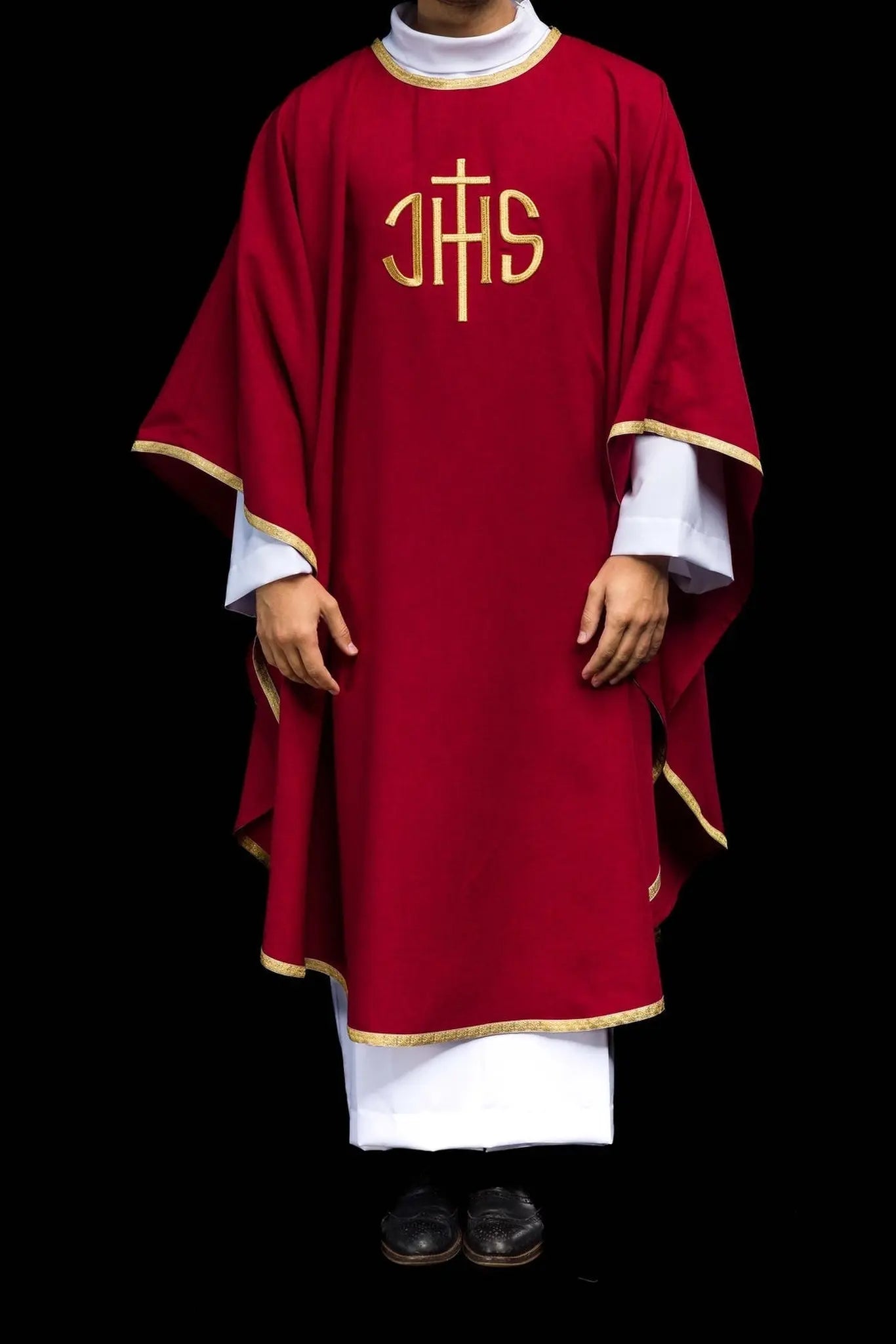 Casulla litúrgica roja con bordado dorado IHS