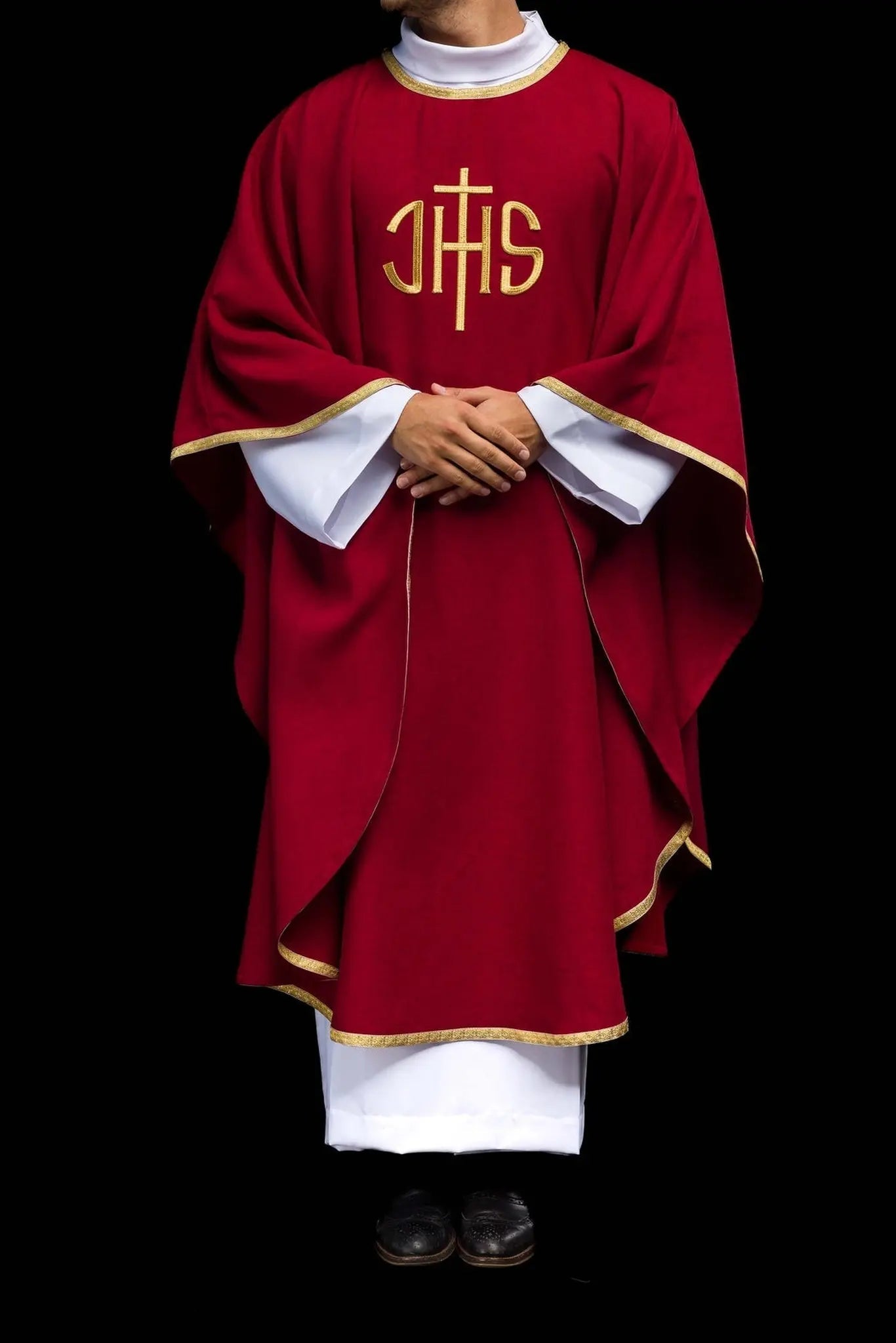 Casulla litúrgica roja con bordado dorado IHS