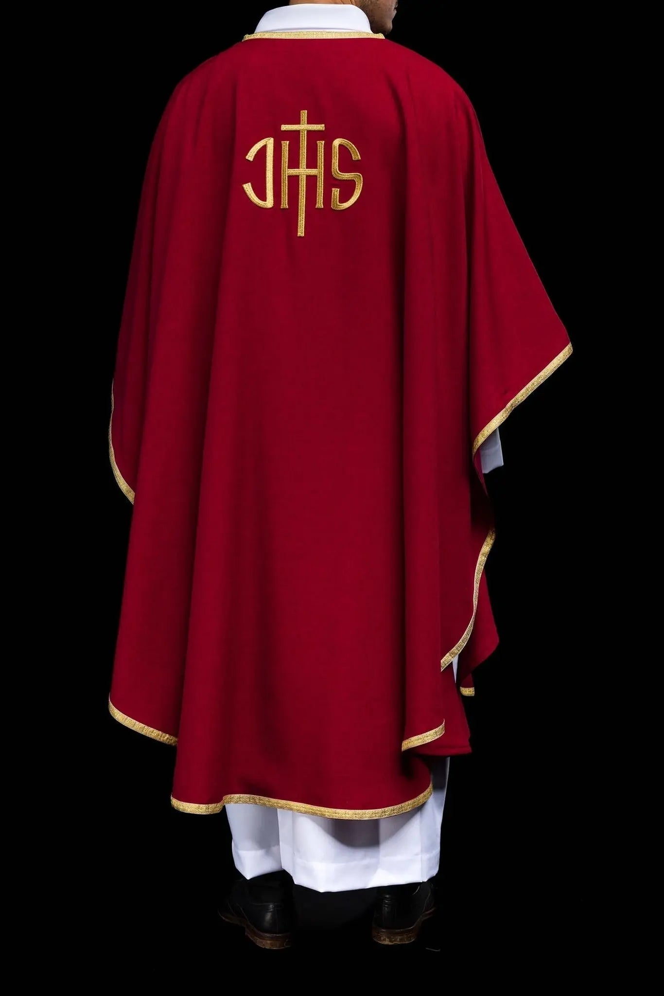 Casulla litúrgica roja con bordado dorado IHS