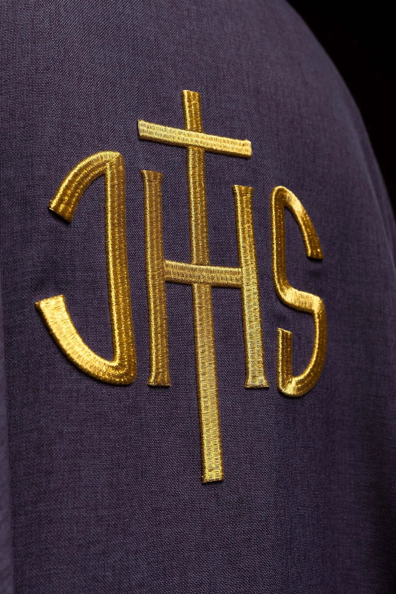 Casulla litúrgica púrpura con bordado dorado IHS