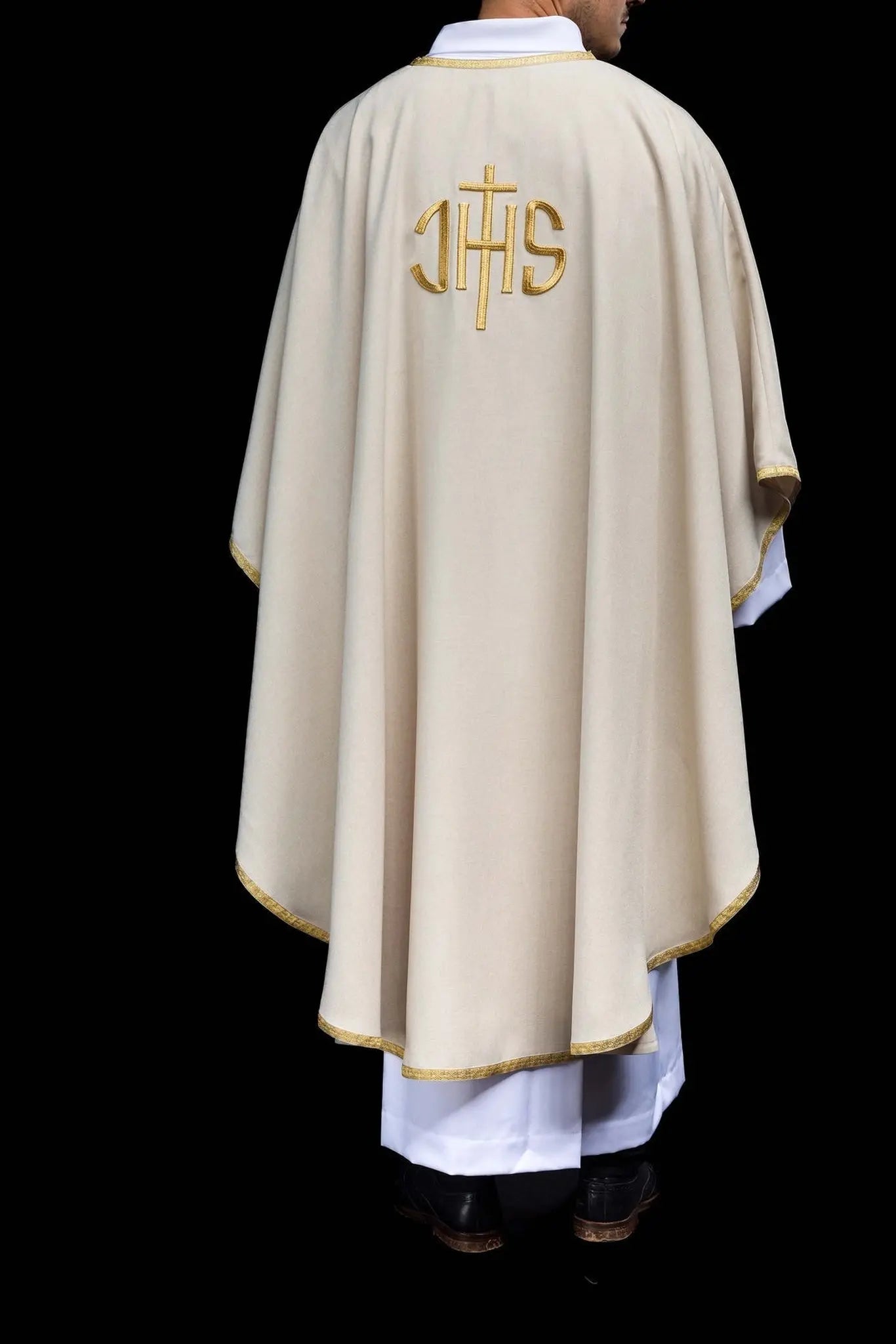 Casulla litúrgica ecru con bordado dorado IHS