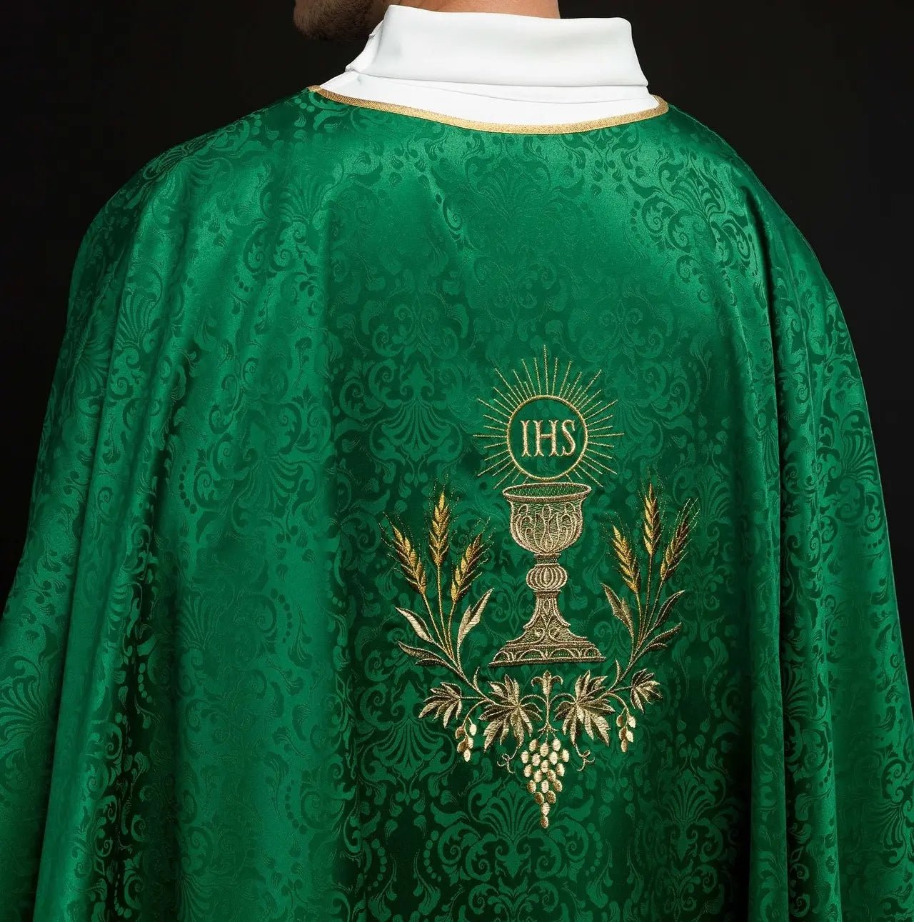 Casulla litúrgica verde con bordado de cáliz y hostia