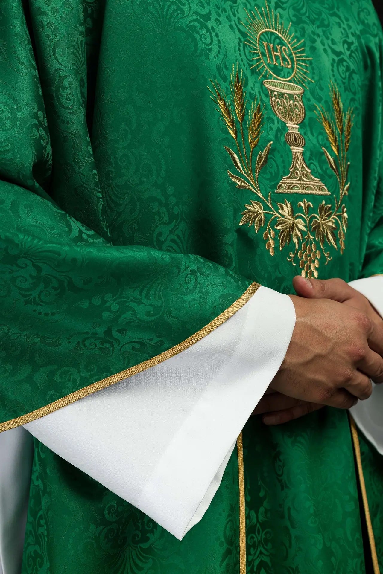Casulla litúrgica verde con bordado de cáliz y hostia
