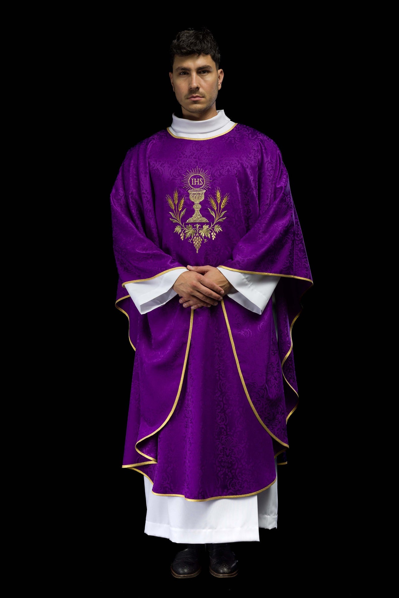 Ornat liturgiczny fioletowy z haftem kielicha i hostii na tkaninie żakardowej - ORNATY.PL