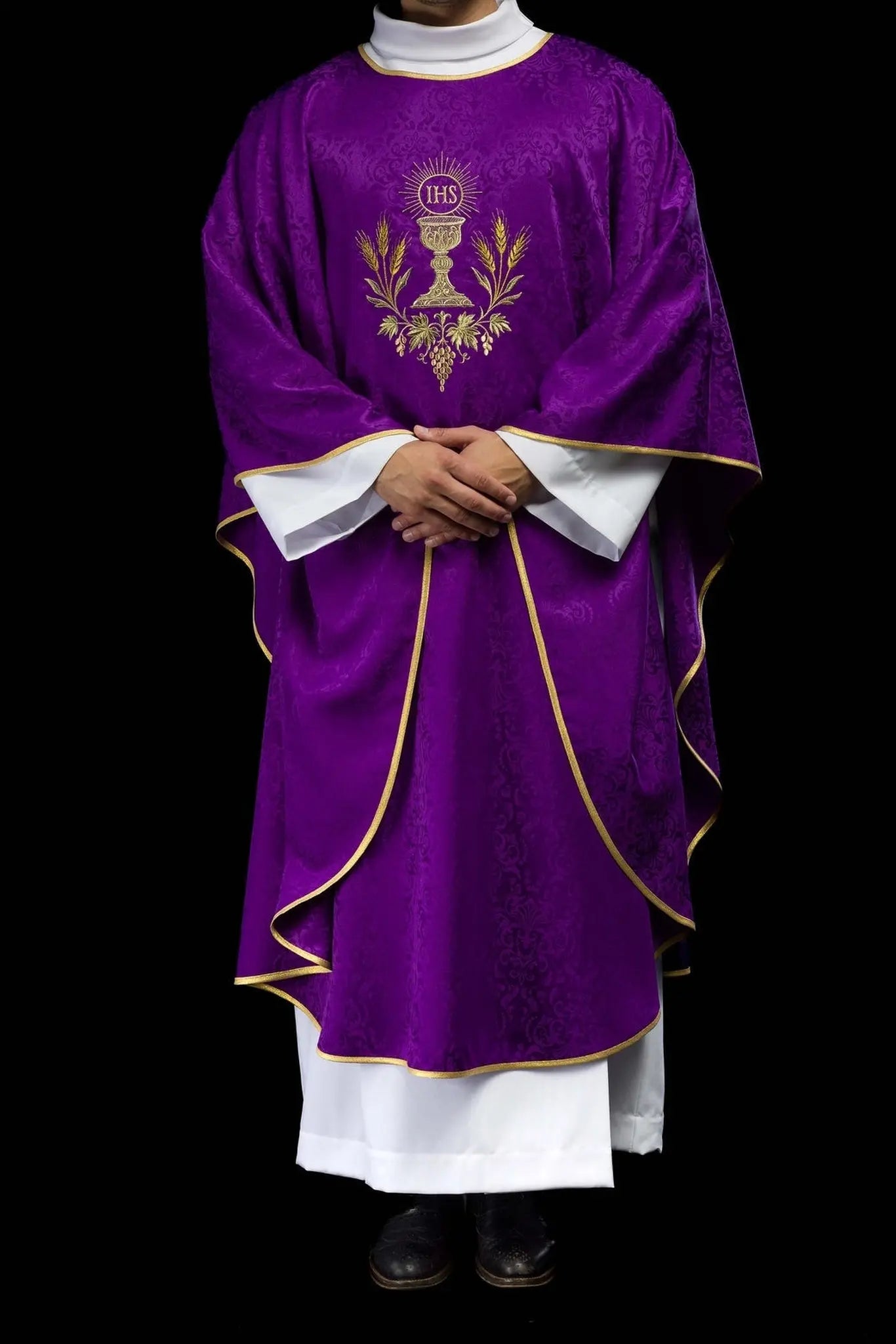 Purple liturgical chasuble with chalice and host embroidery on jacquard fabric
