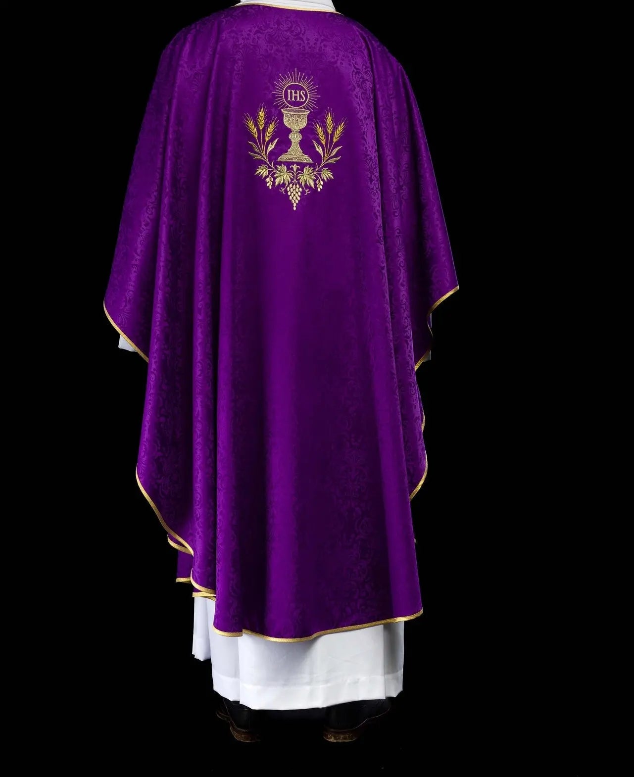 Purple liturgical chasuble with chalice and host embroidery on jacquard fabric