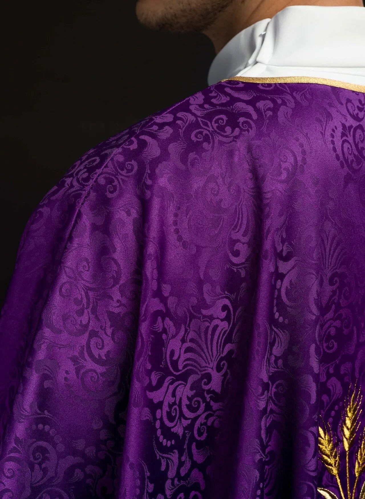 Casulla litúrgica púrpura con bordado de cáliz y hostia en tela jacquard