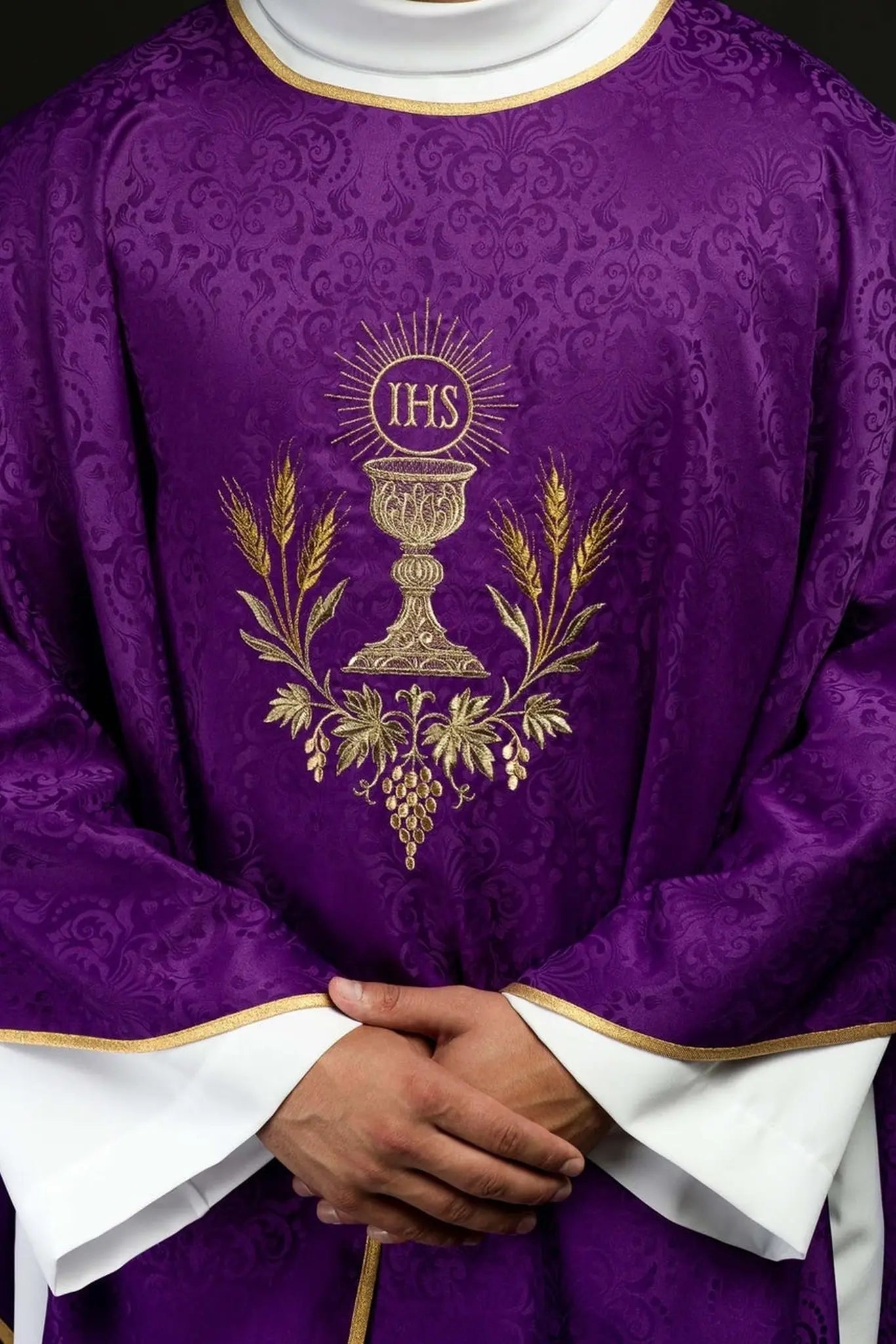 Casulla litúrgica púrpura con bordado de cáliz y hostia en tela jacquard