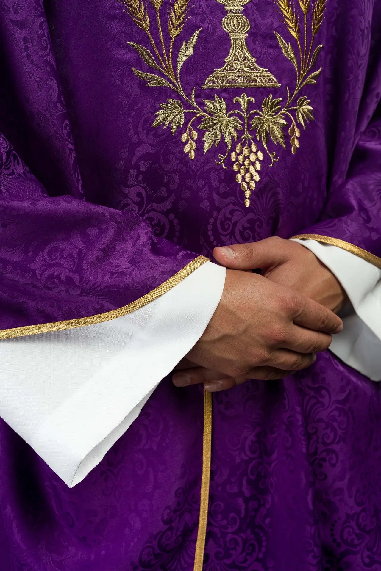 Purple liturgical chasuble with chalice and host embroidery on jacquard fabric