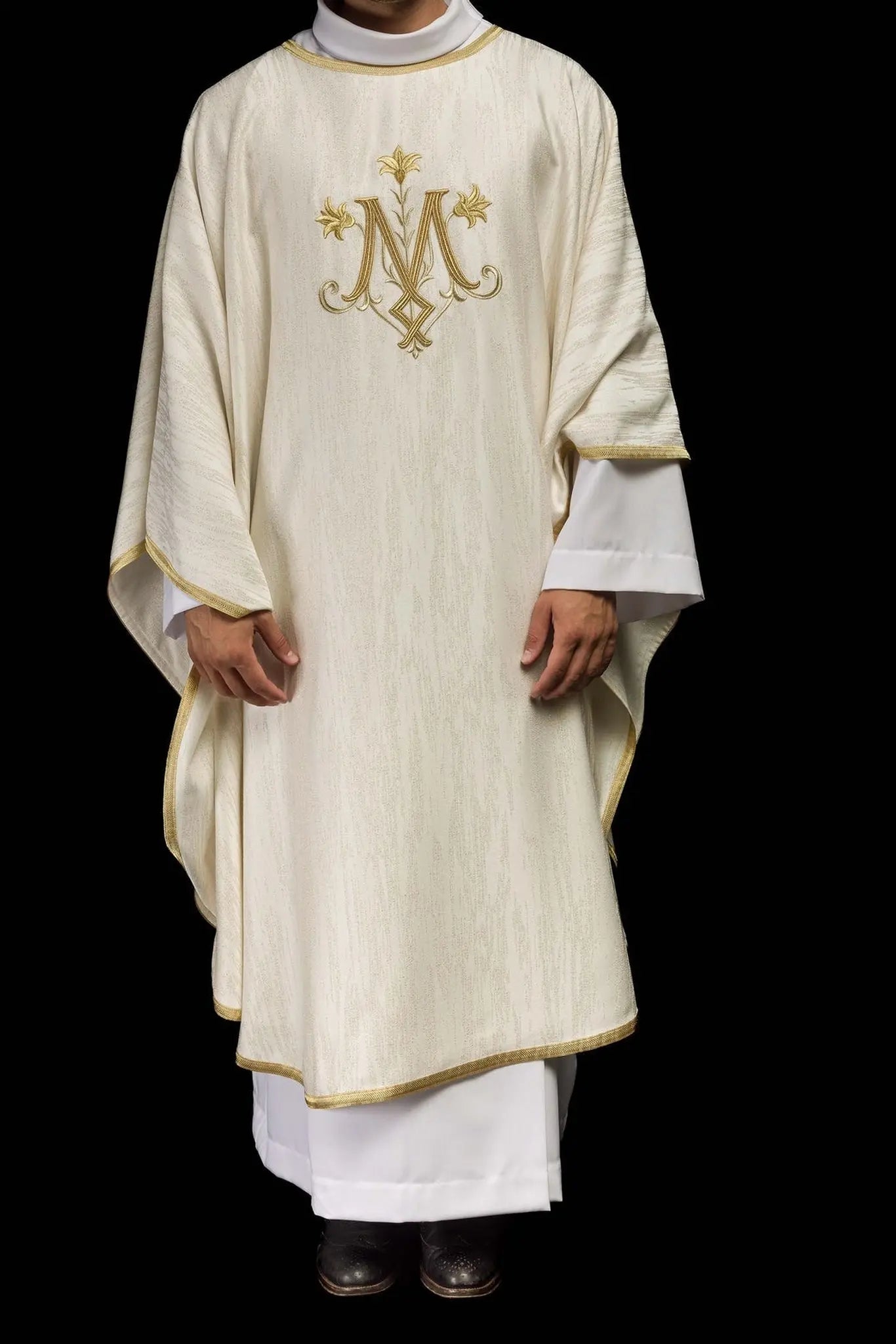 Ecru chasuble with an embroidered Marian motif on decorative fabric