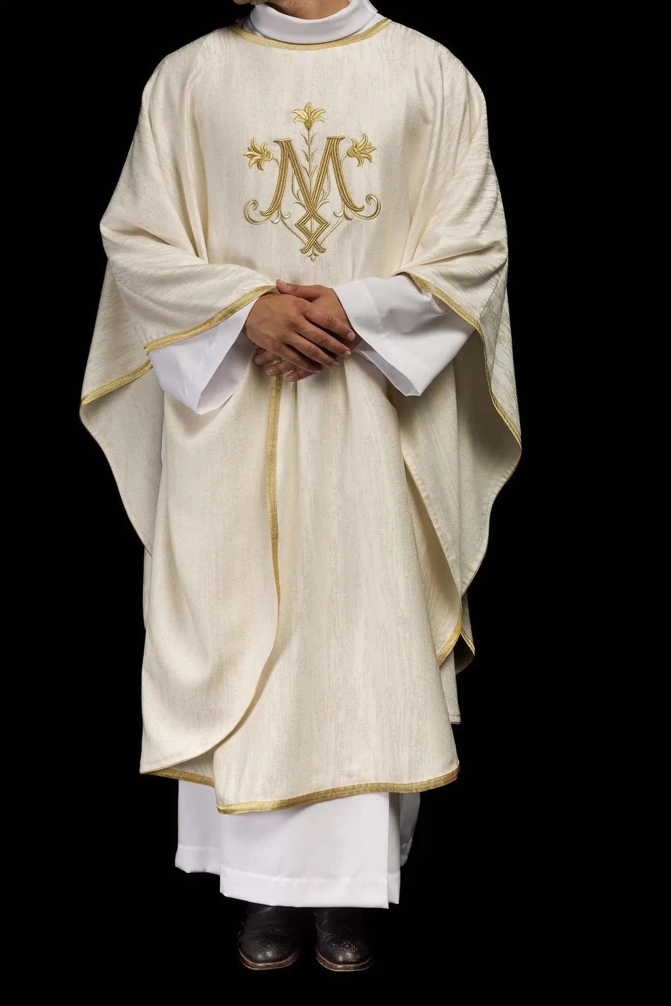 Ecru chasuble with an embroidered Marian motif on decorative fabric