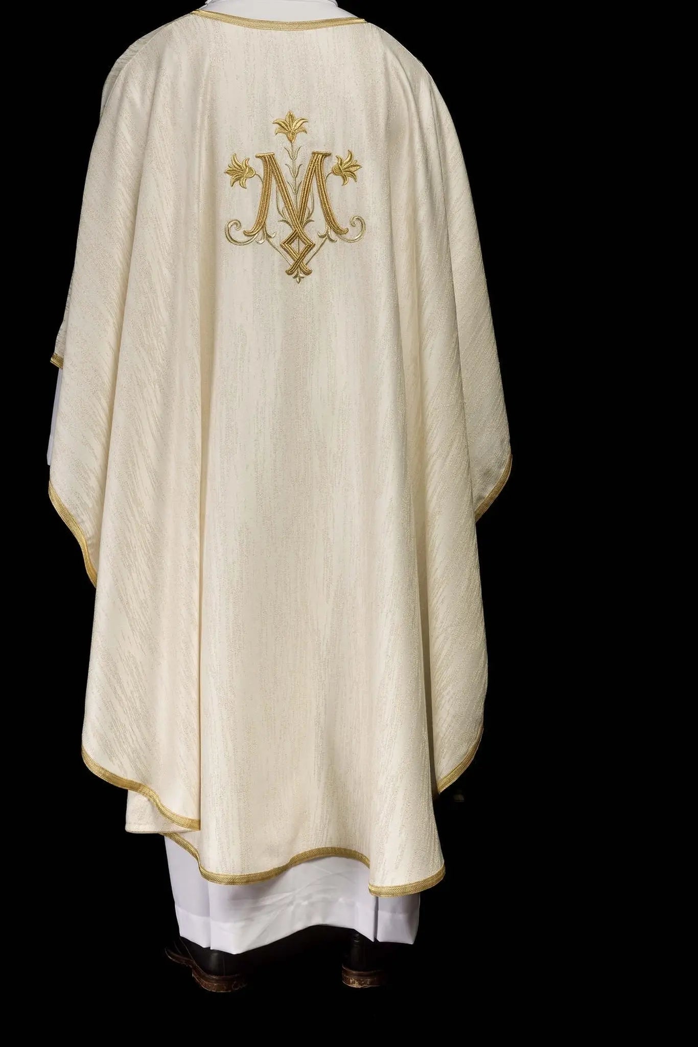 Ecru chasuble with an embroidered Marian motif on decorative fabric