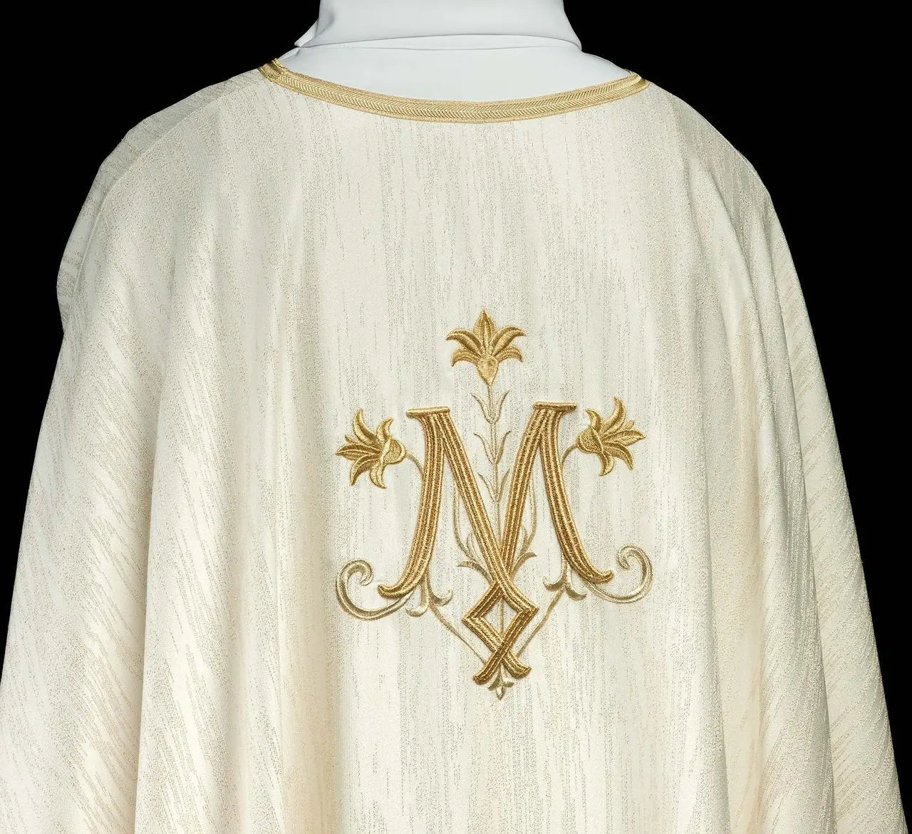 Ecru chasuble with an embroidered Marian motif on decorative fabric