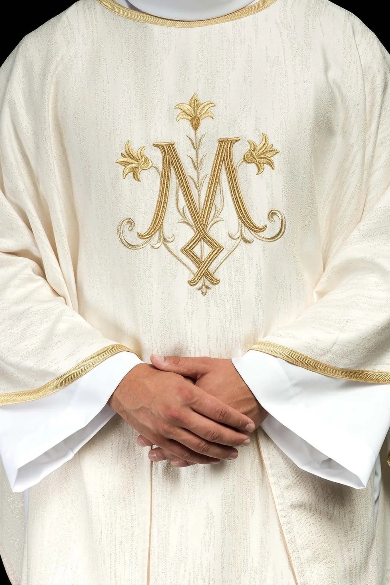 Casulla ecru con un motivo mariano bordado en tela decorativa