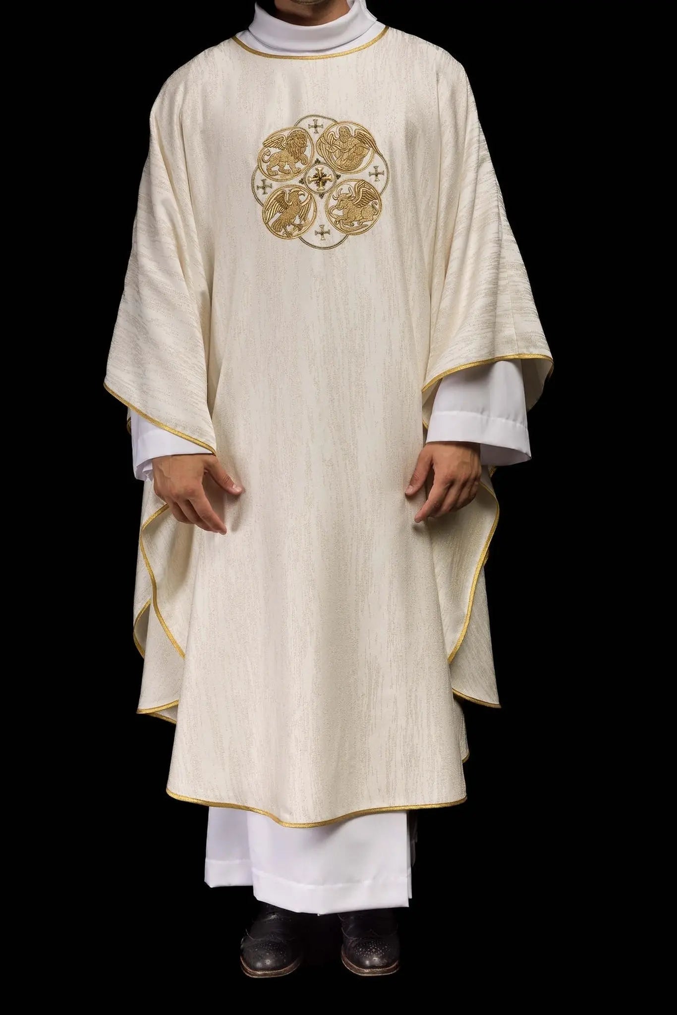 Casulla ecru con bordado de los Cuatro Evangelistas en tela decorativa