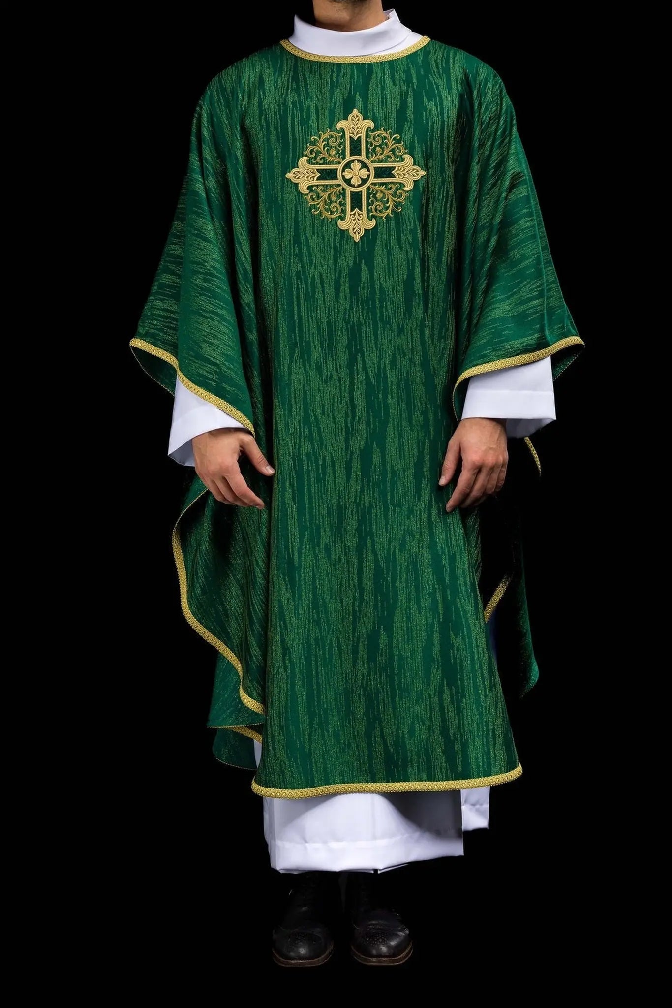 Casulla verde con motivo de cruz bordada en tela decorativa