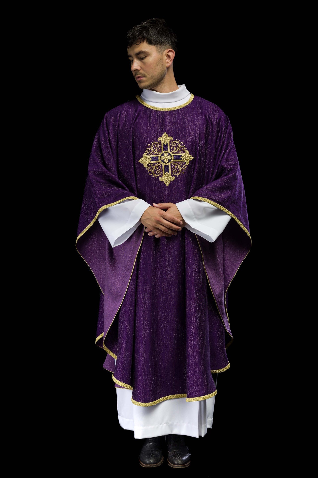 Fioletowy ornat z haftowanym motywem krzyża na ozdobnej tkaninie - ORNATY.PL