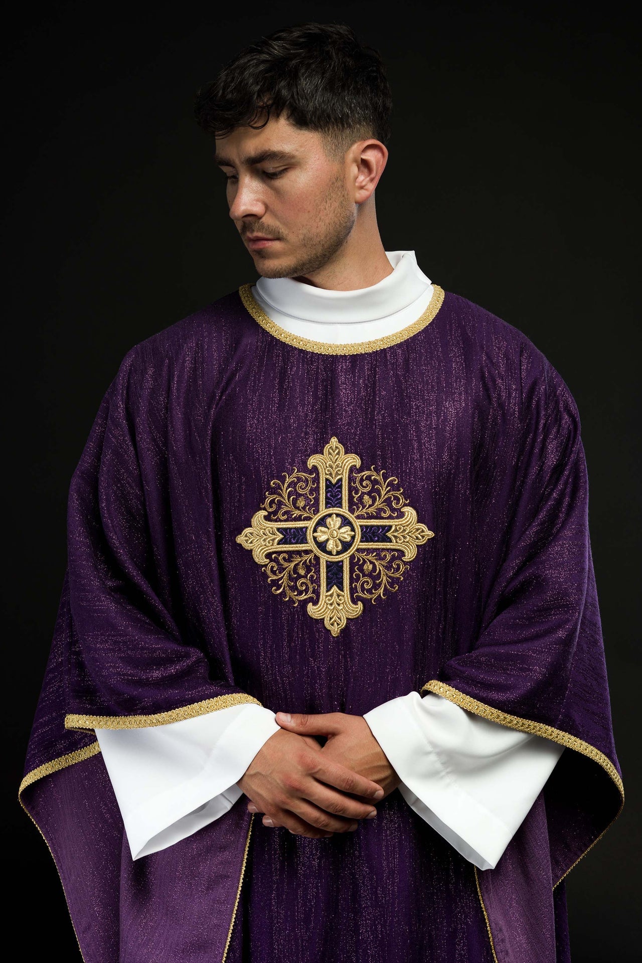 Fioletowy ornat z haftowanym motywem krzyża na ozdobnej tkaninie - ORNATY.PL