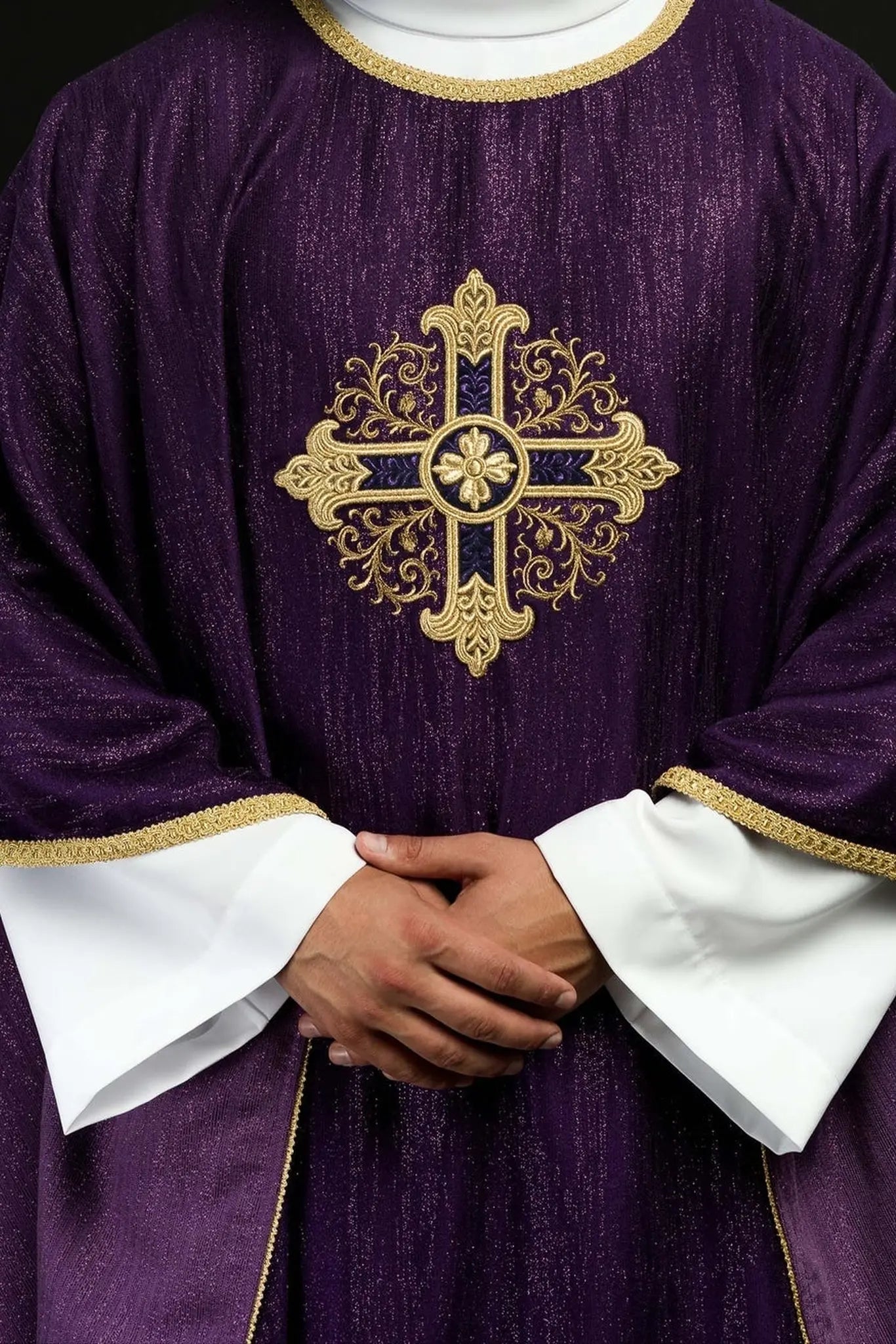 Casulla litúrgica púrpura con un motivo de cruz bordada en tela decorativa