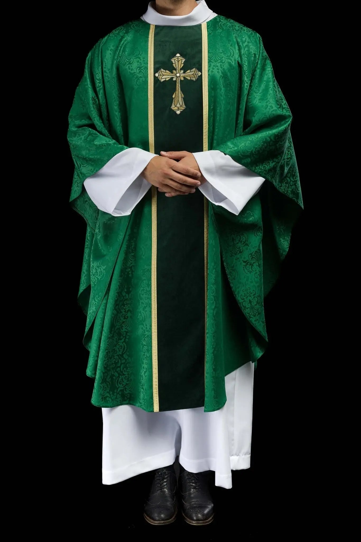 Casulla litúrgica verde con banda y cruz bordada en tela jacquard