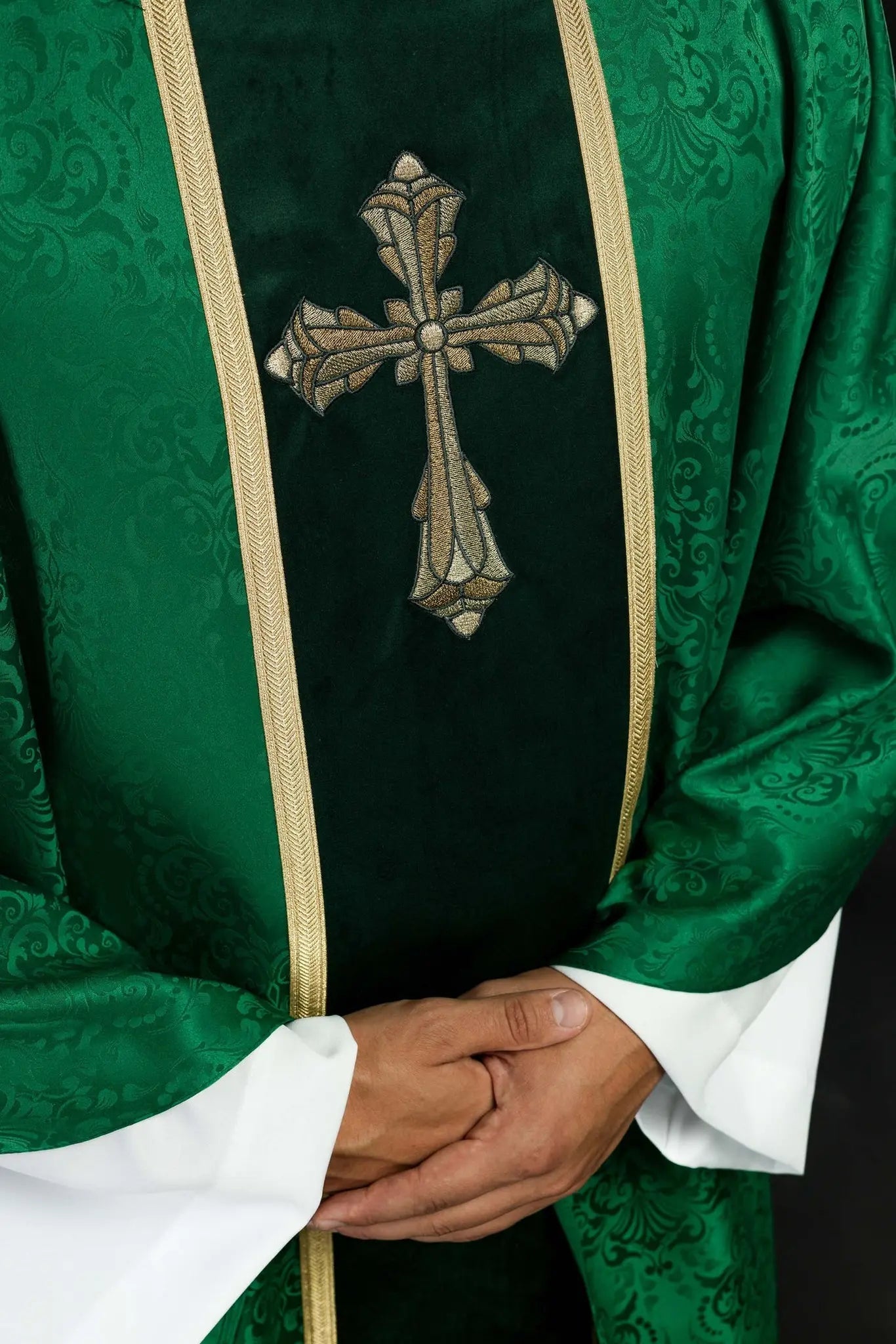 Casulla litúrgica verde con banda y cruz bordada en tela jacquard